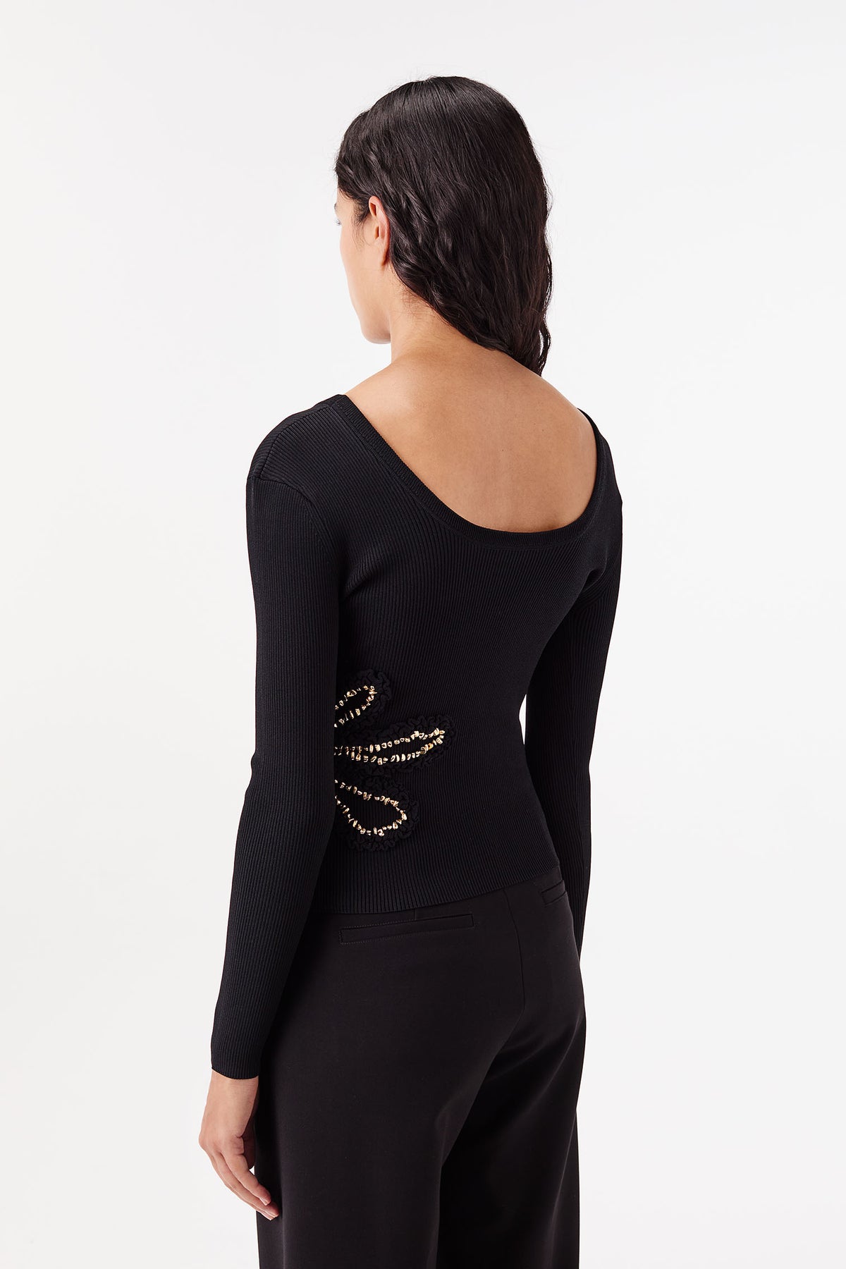 Knit top with flowers embellished with gold jewelry