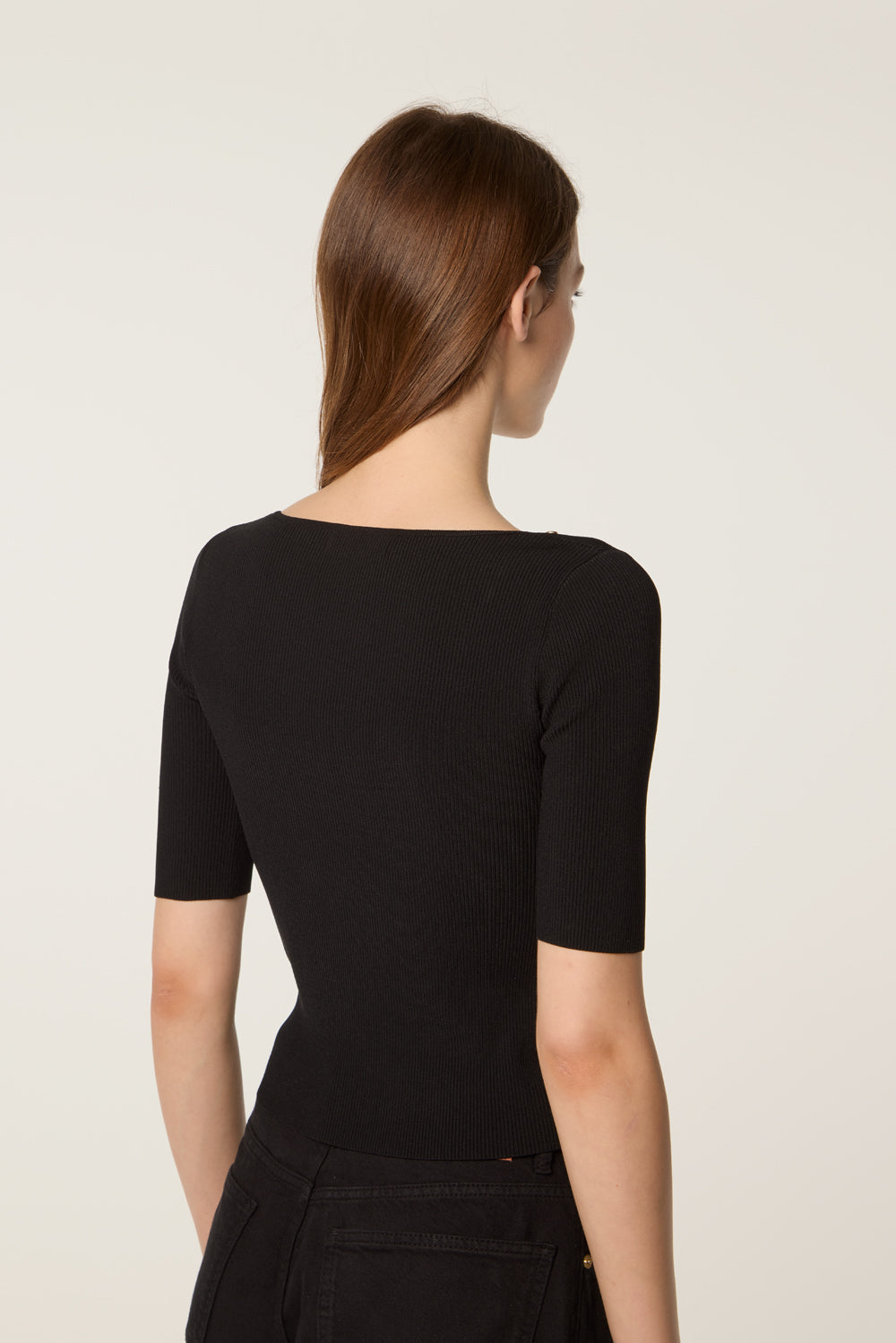 Top in maglia con scollo asimmetrico