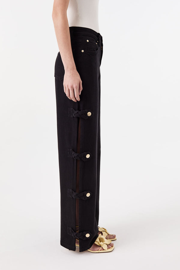 Denim noir ouvert aux côtés avec pattes tressées