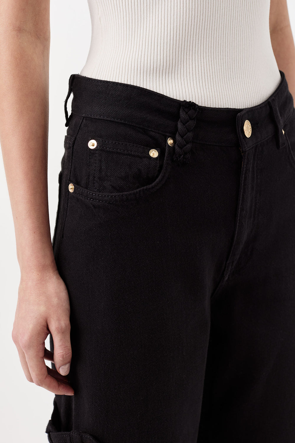 Denim noir ouvert aux côtés avec pattes tressées