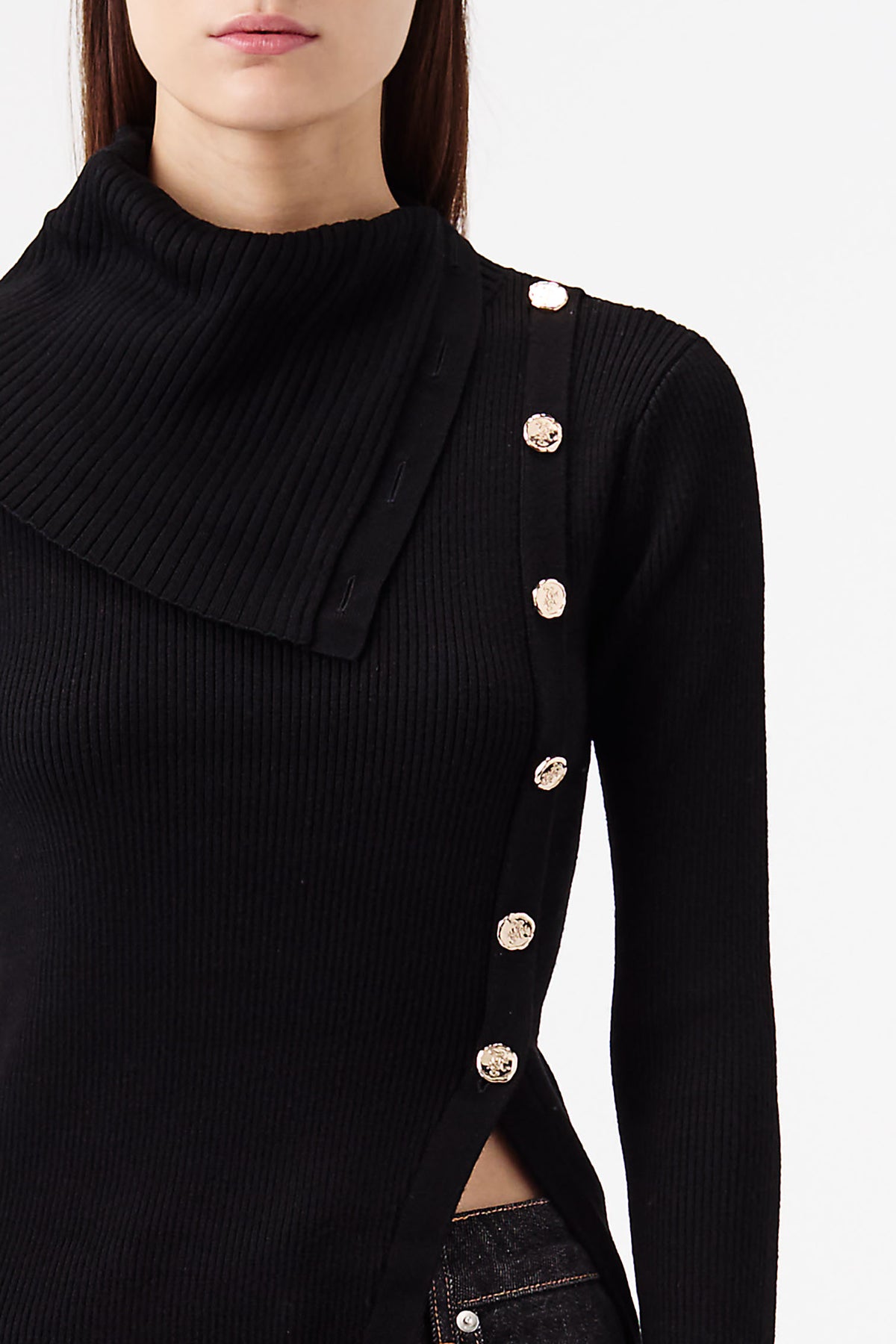 Maglione con collo asimmetrico