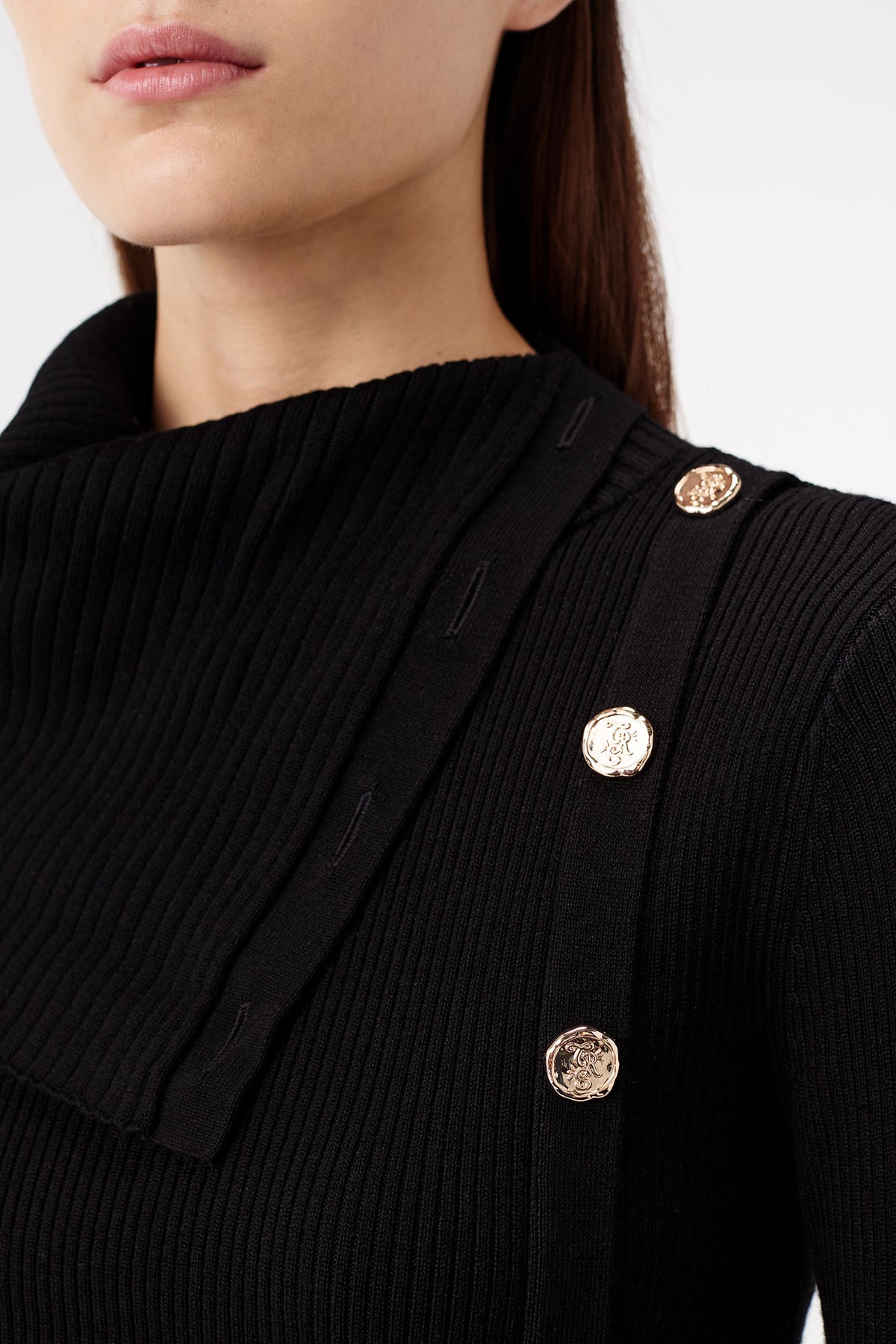 Maglione con collo asimmetrico