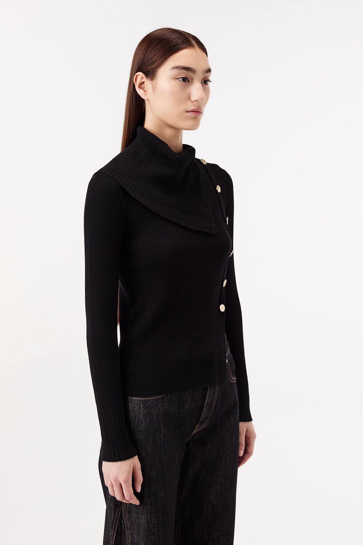 Maglione con collo asimmetrico