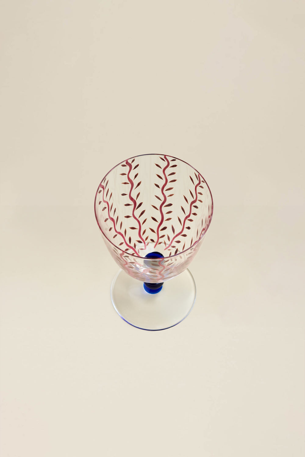 Verre à pied rouge motif fleurs