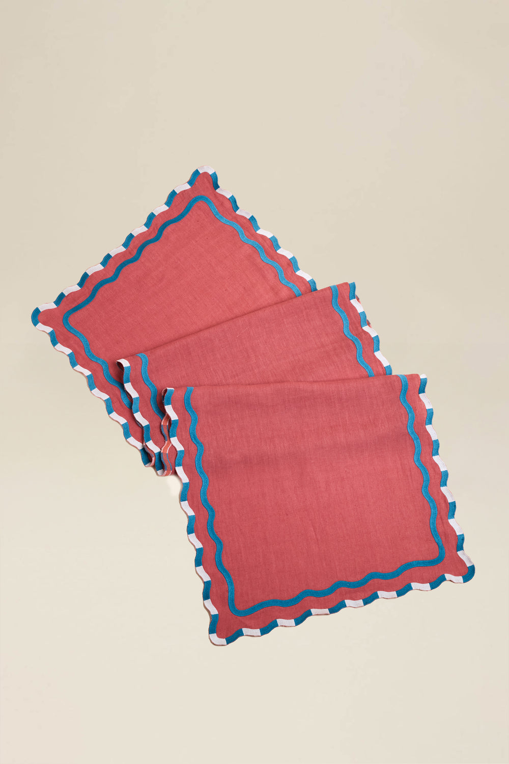 Scalloped table runner