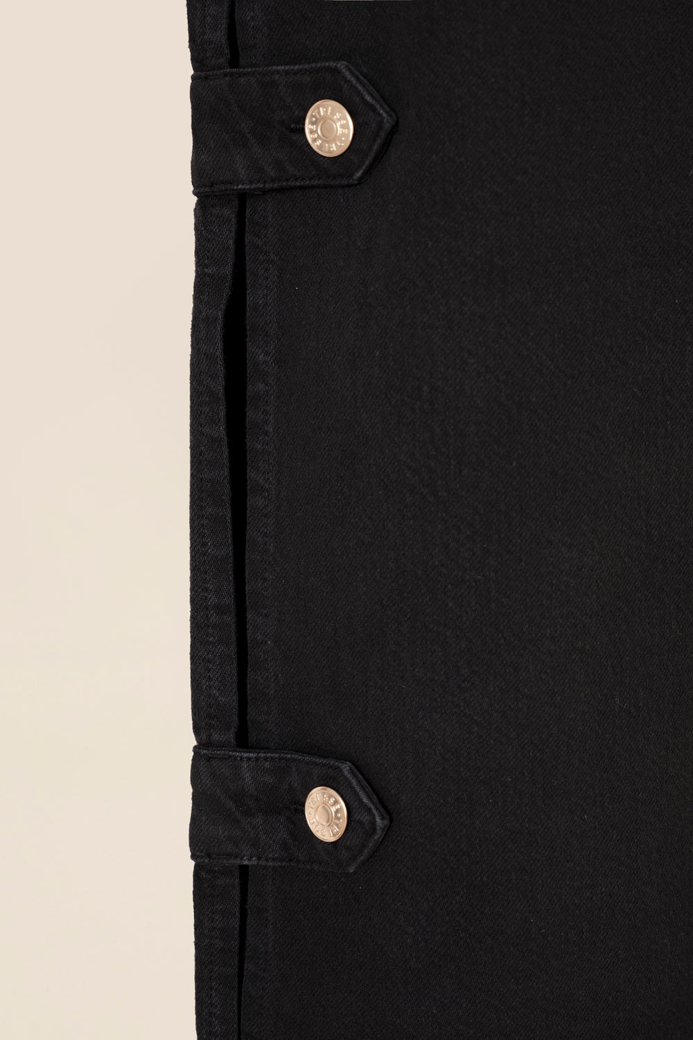 Pantalon à pattes boutonnées