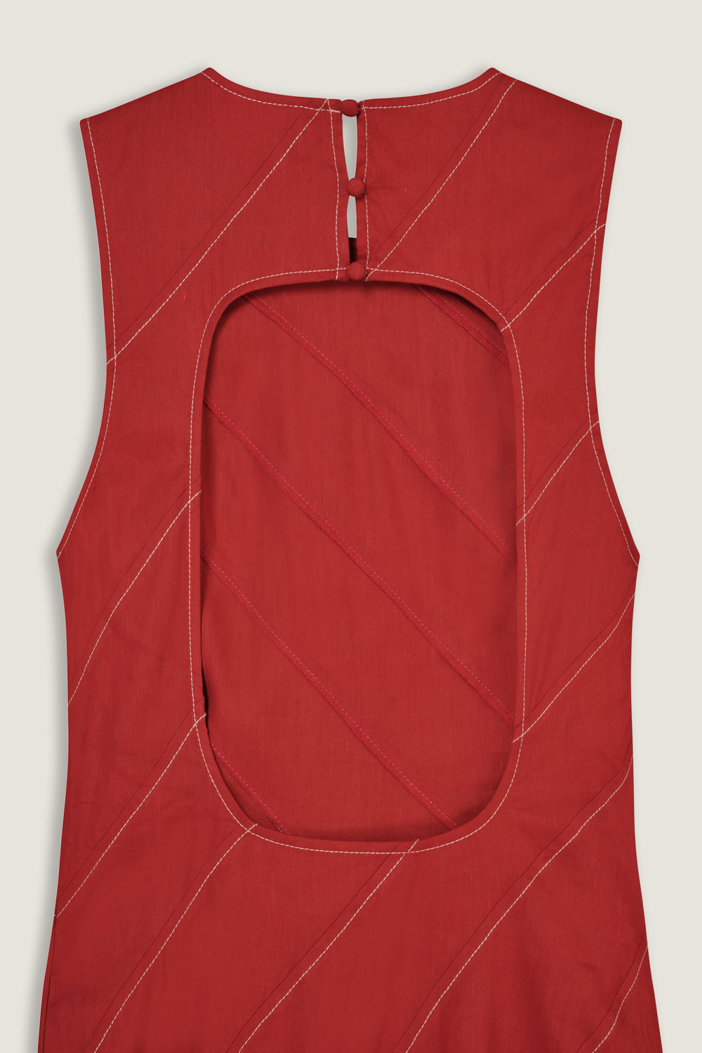 Robe rouge à découpes