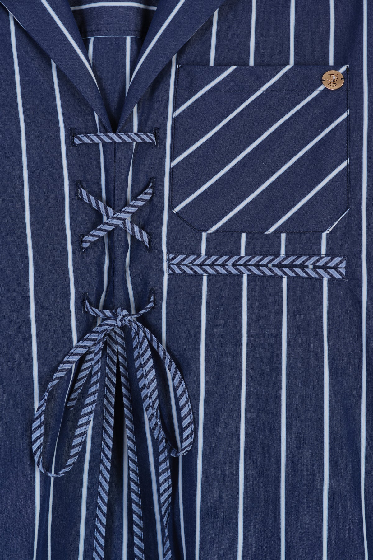 Chemise à laçage