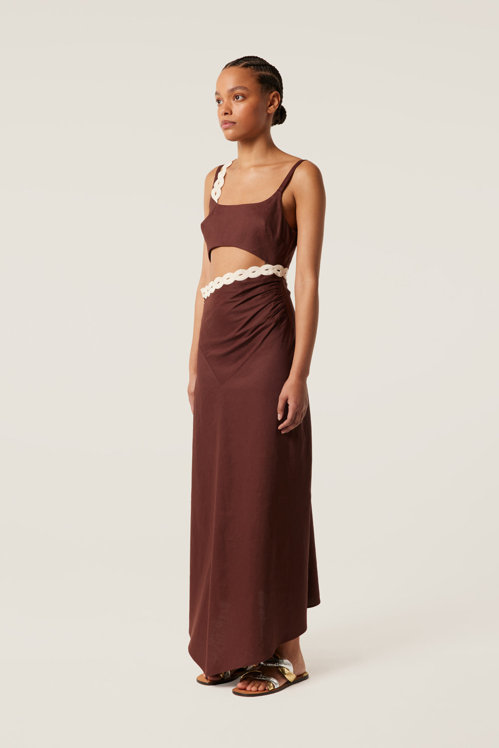 Langes Kleid mit Bindenträgern