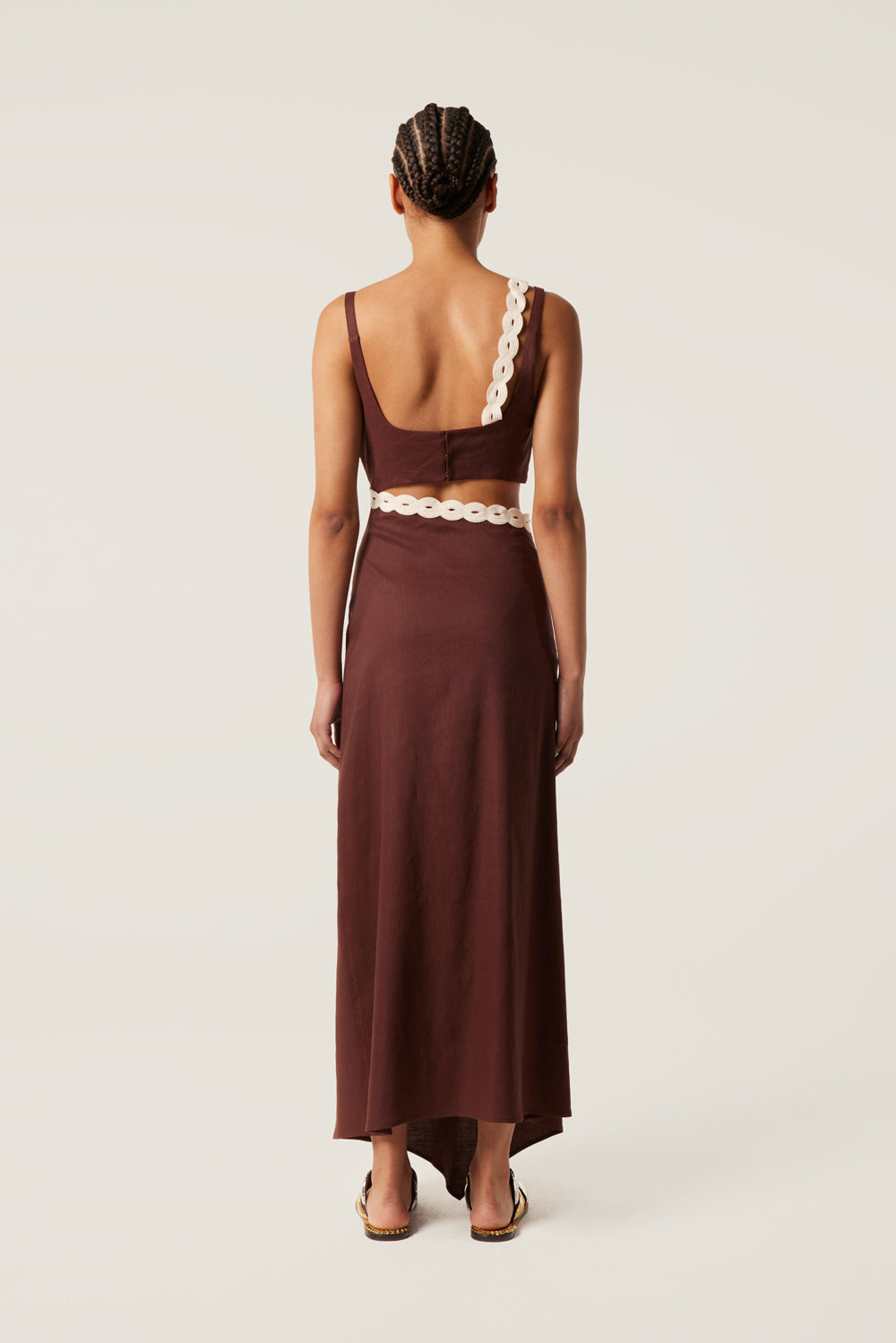 Langes Kleid mit Bindenträgern
