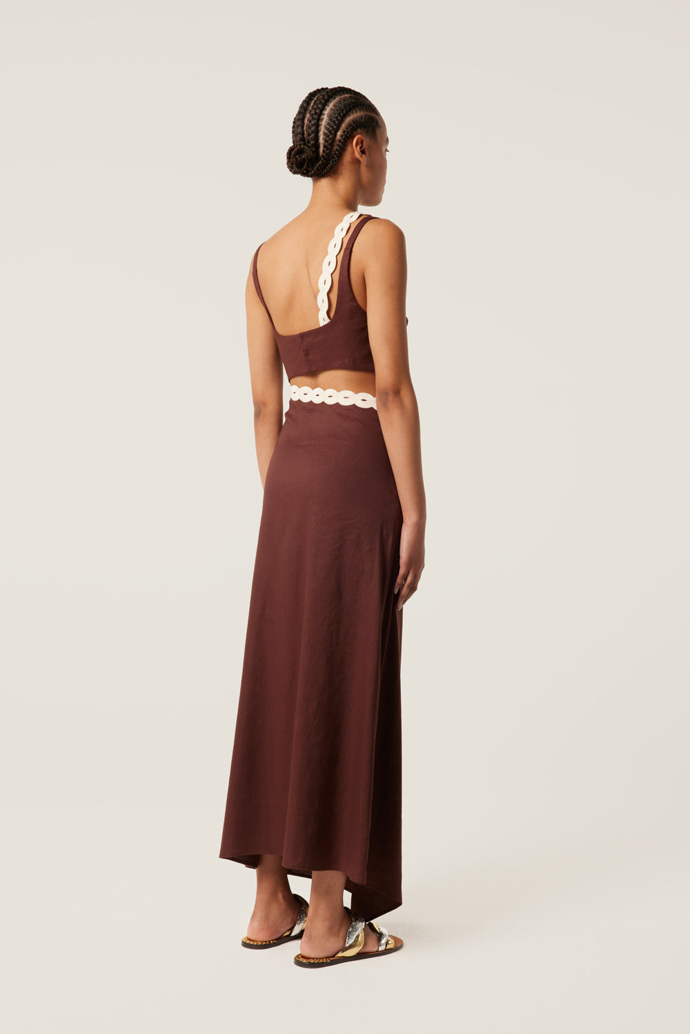 Langes Kleid mit Bindenträgern