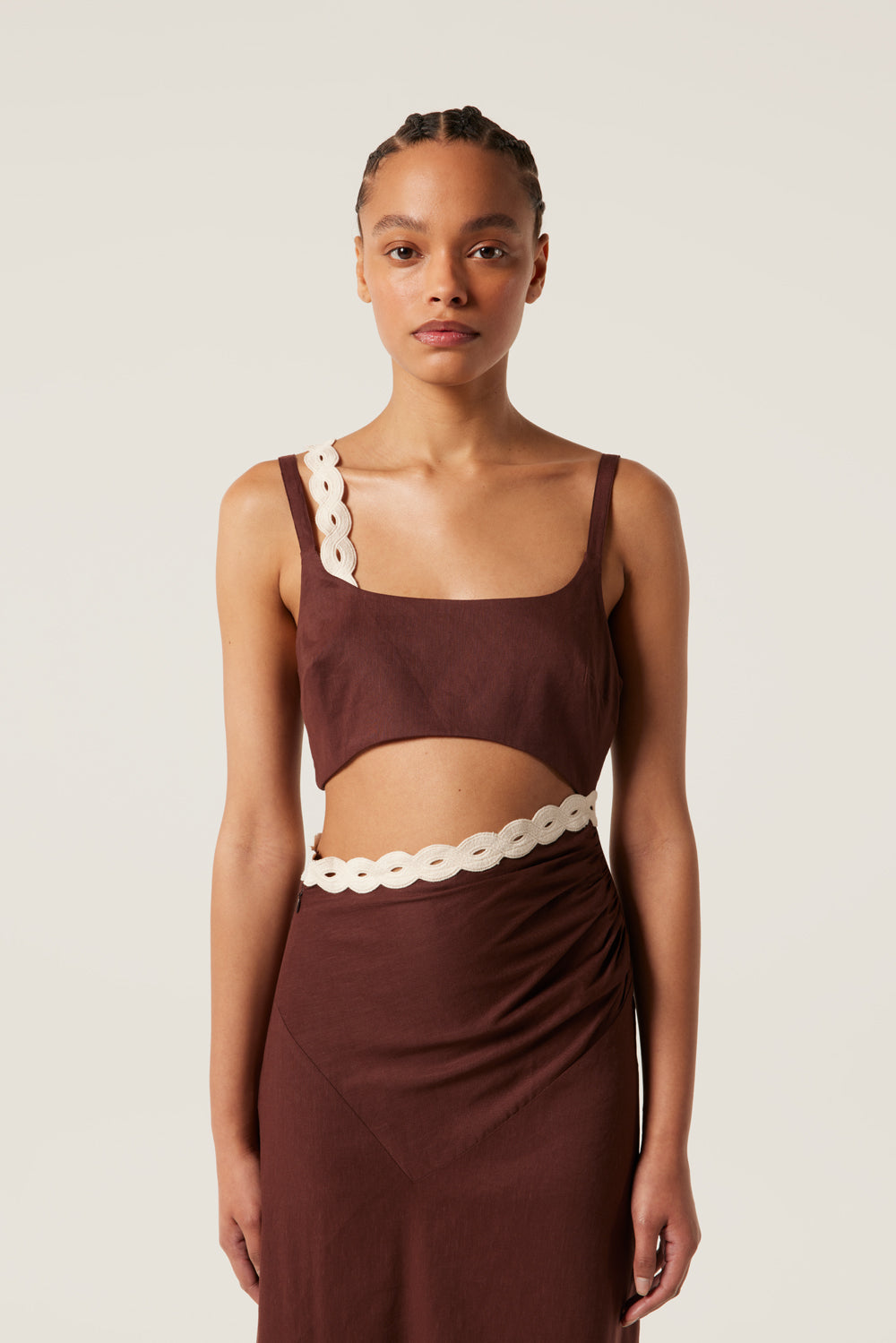 Langes Kleid mit Bindenträgern