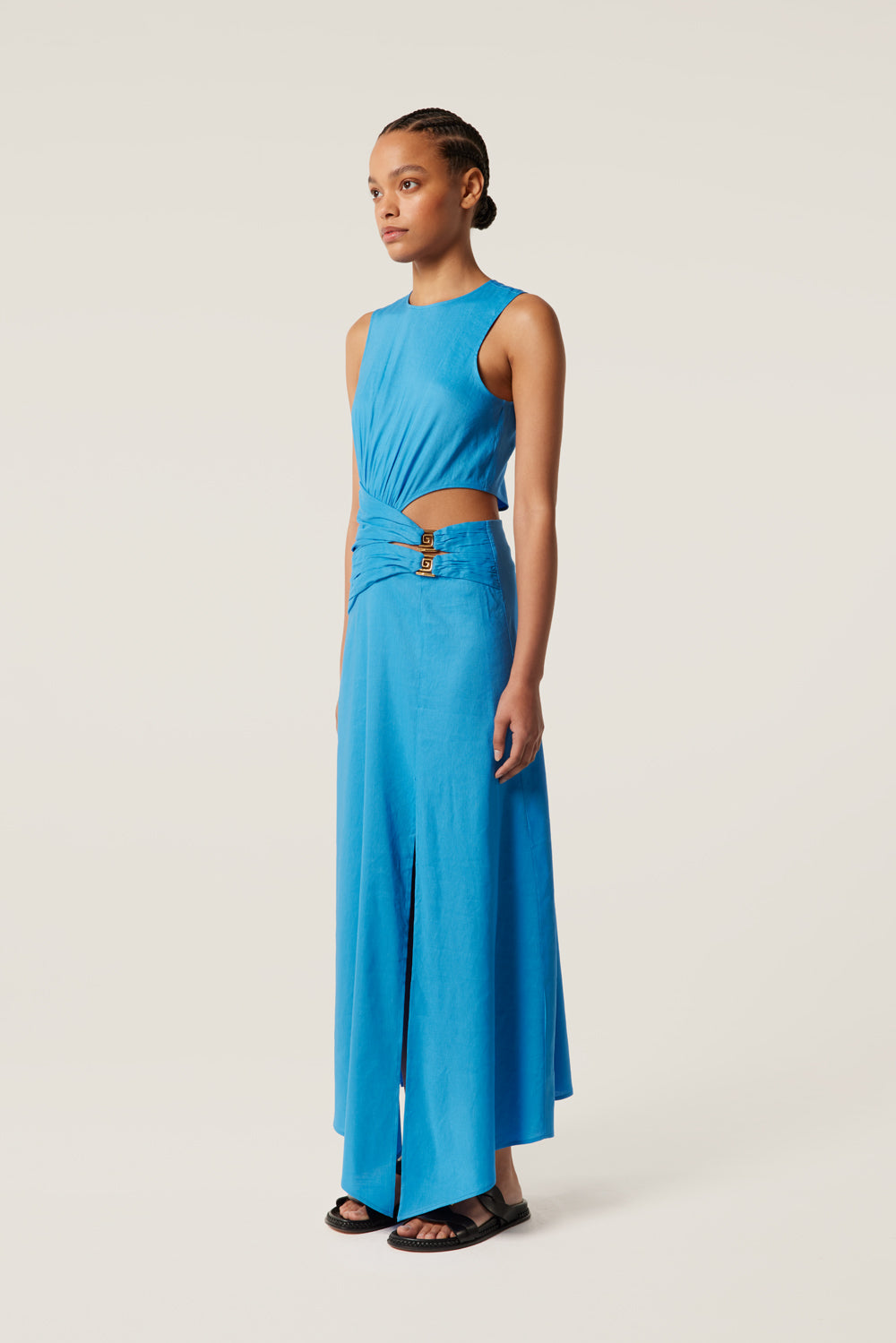 Robe longue plissée à bijoux dorés