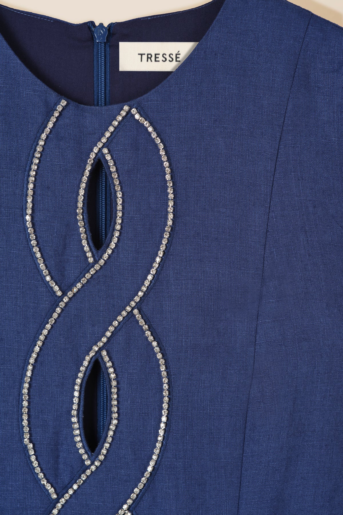 Kurzes Kleid mit blauer tresse