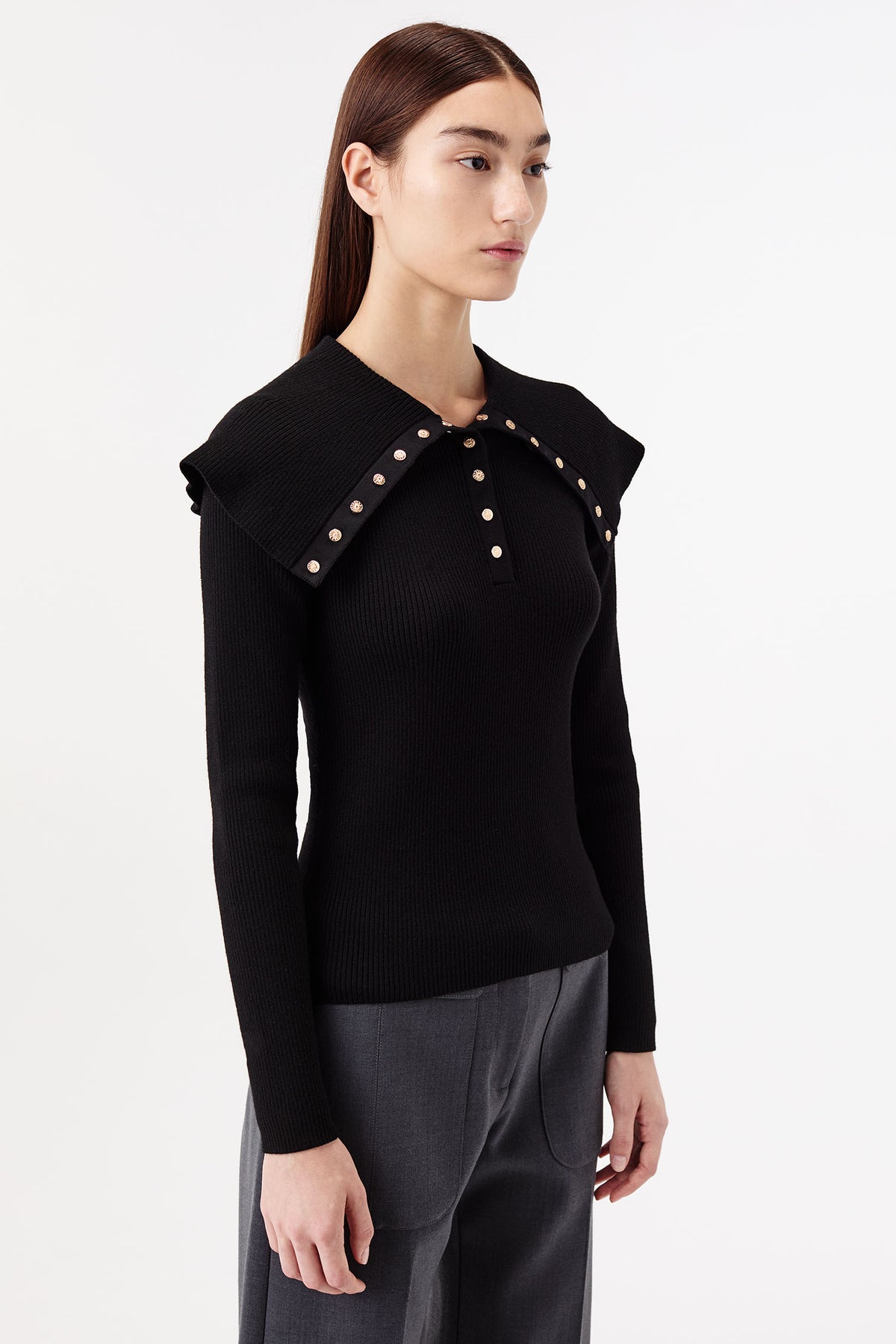 Maglione sottile con colletto ampio risvoltato