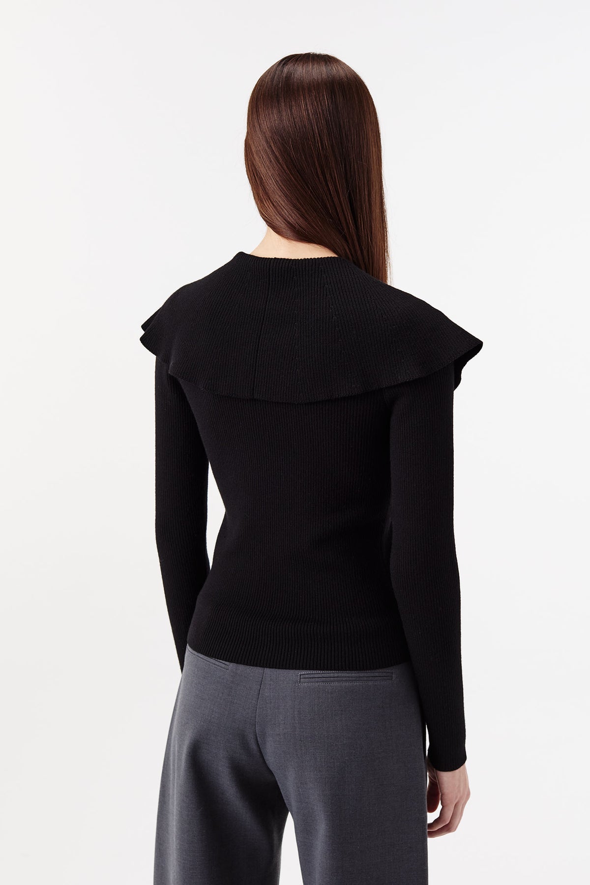 Maglione sottile con colletto ampio risvoltato