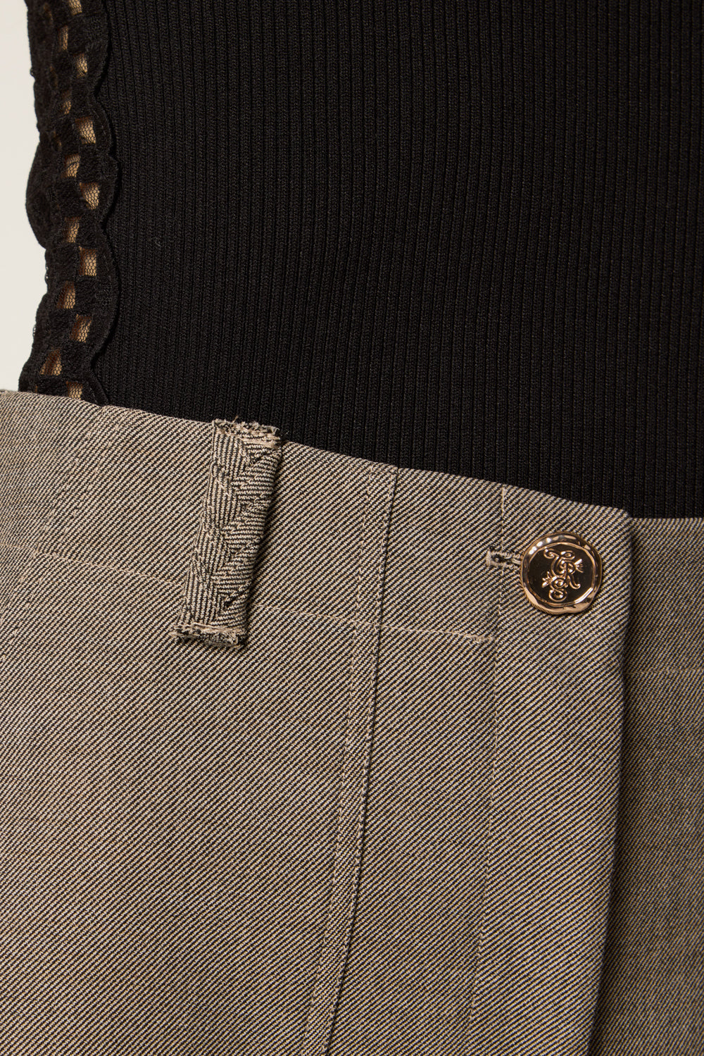 Pantalon tailleur à poches plaquées