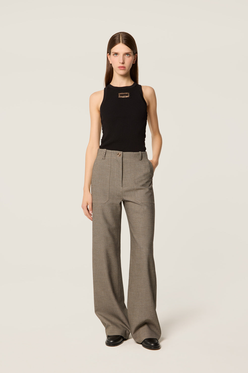 Pantalon tailleur à poches plaquées