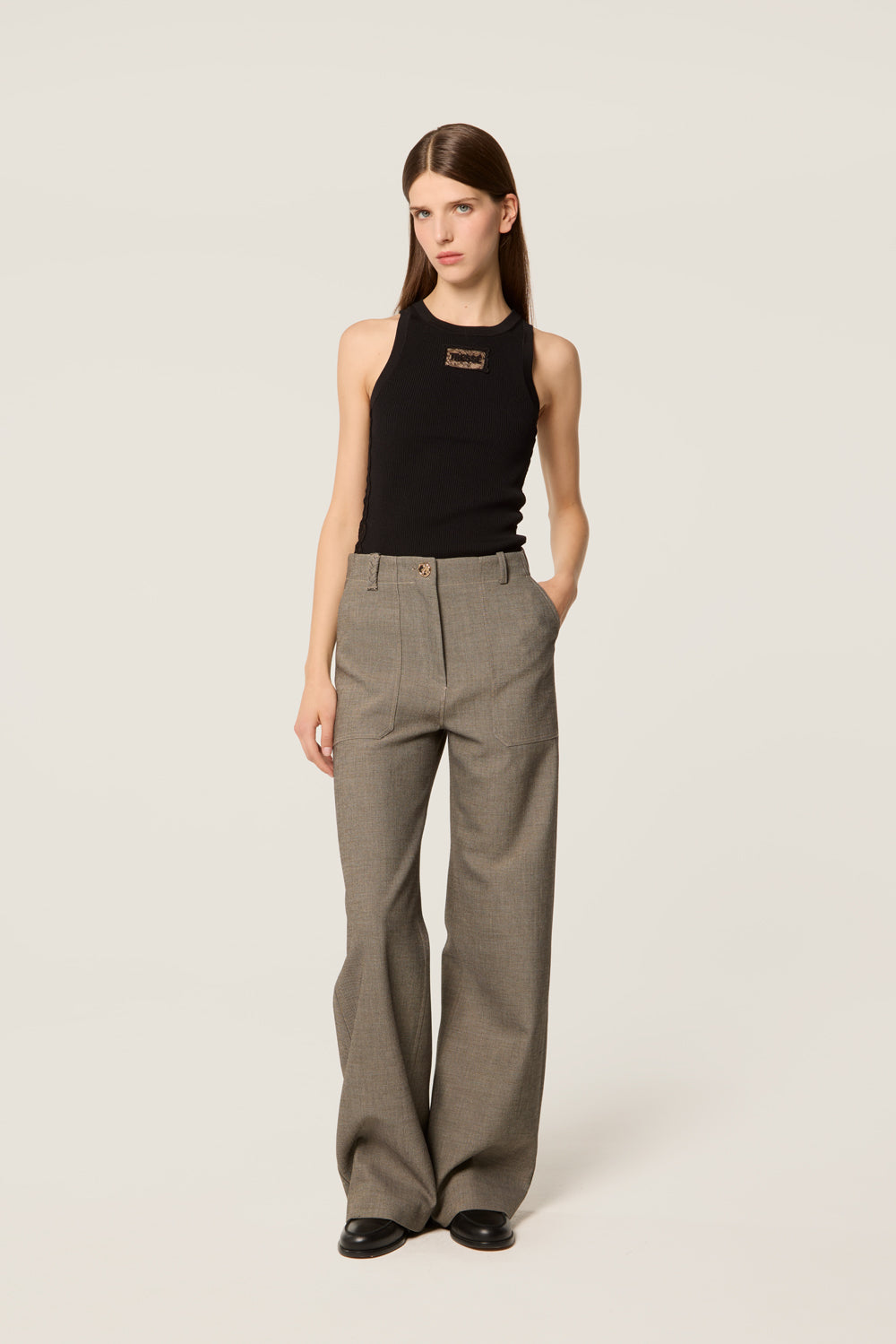 Pantalon tailleur à poches plaquées