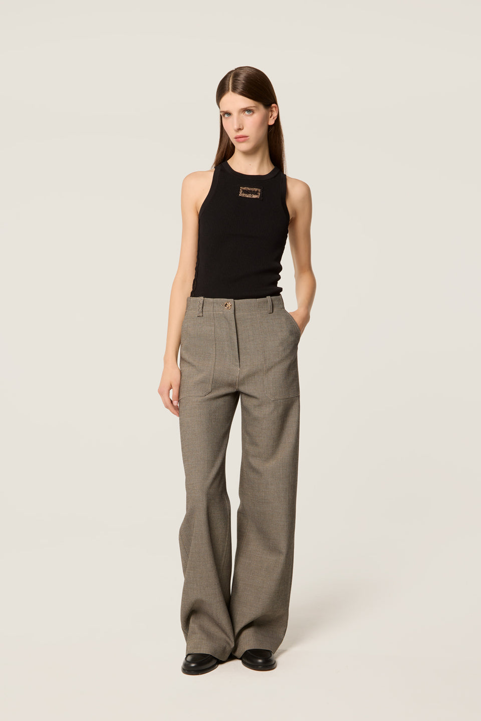 Pantalon tailleur à poches plaquées