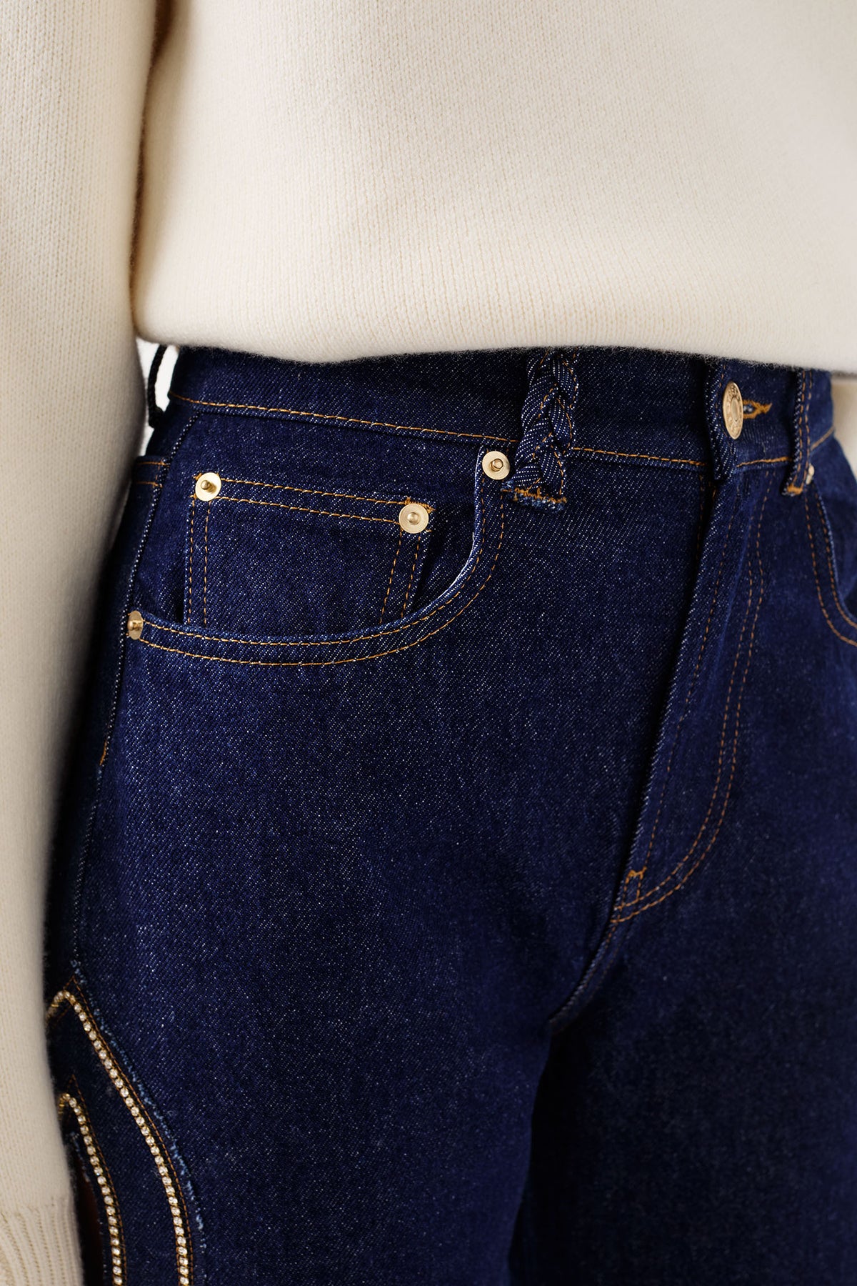 Denim grezzo con apertura tresse decorata con strass