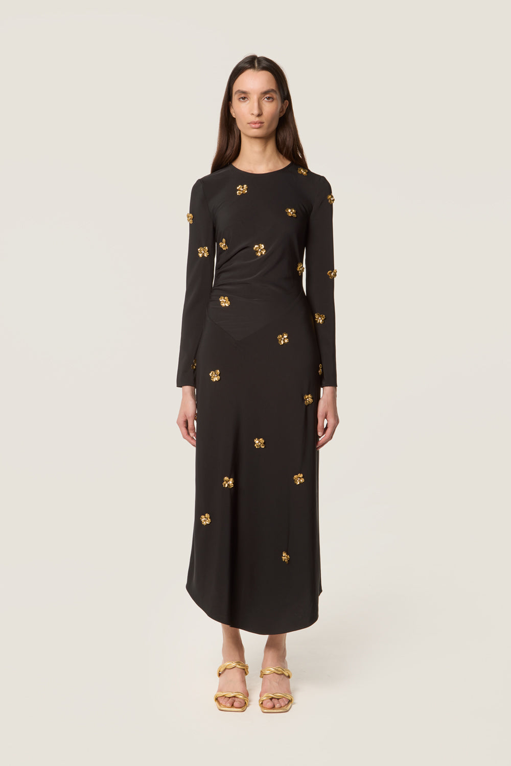 Long dress adorned with gilded flowers