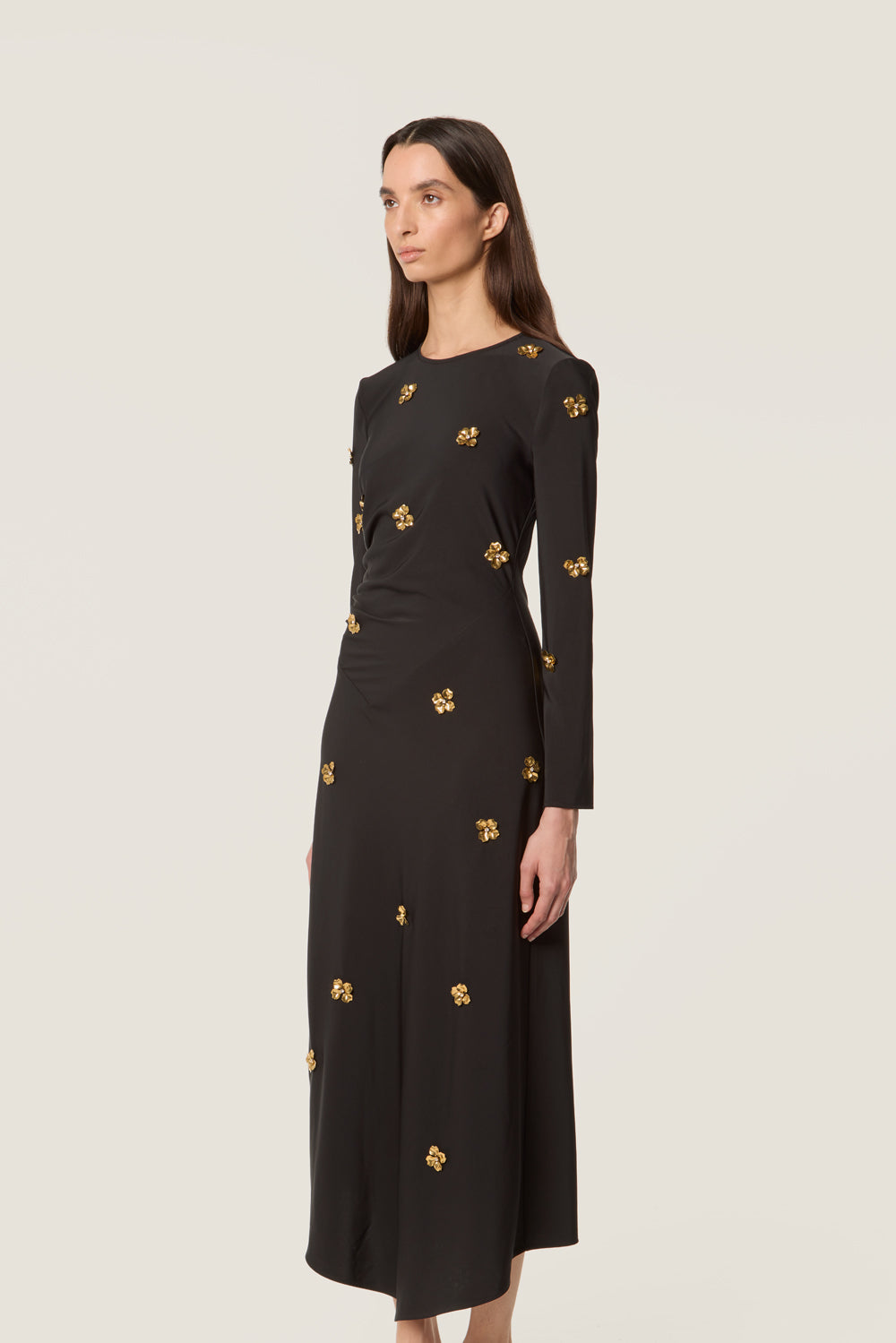 Long dress adorned with gilded flowers