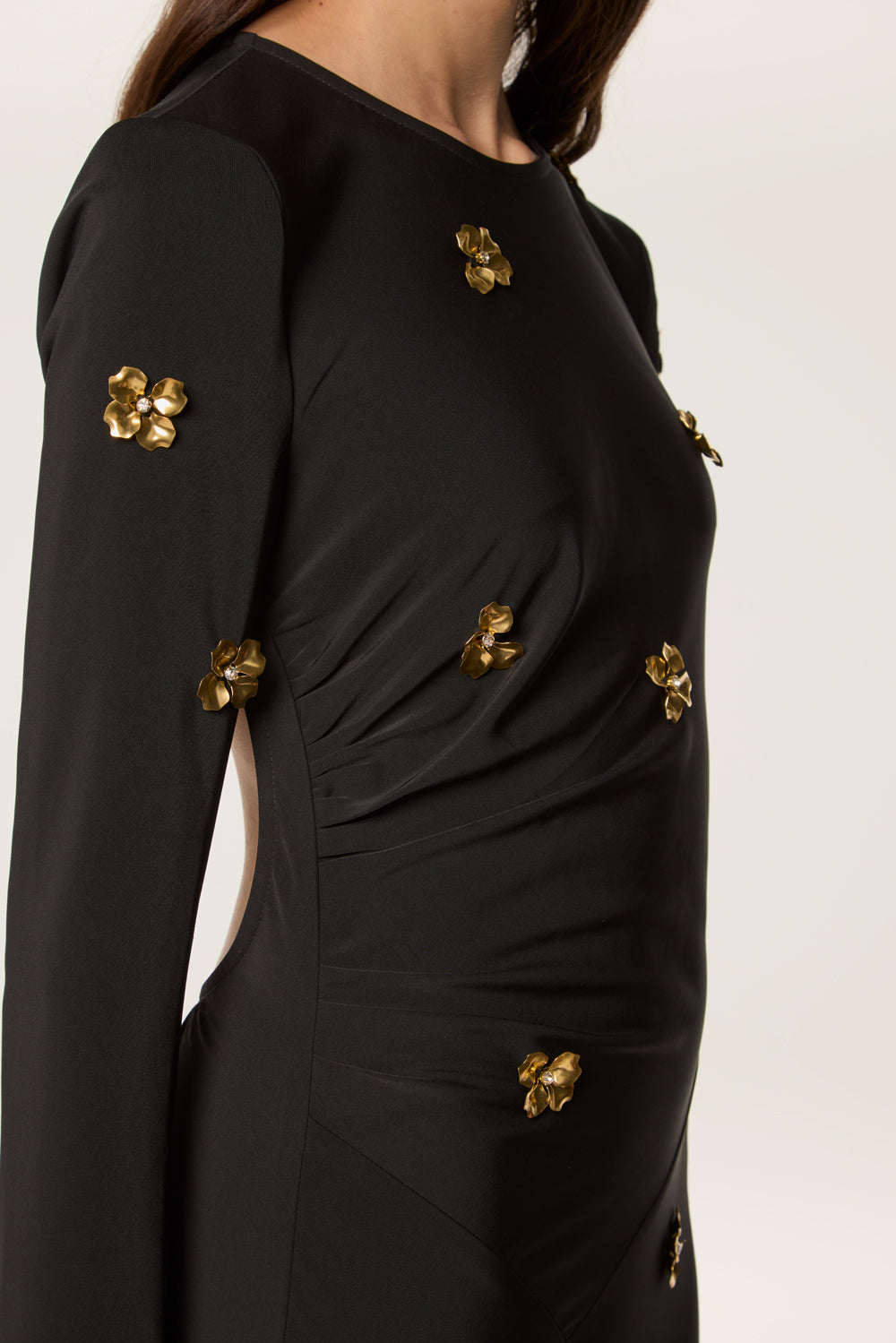 Long dress adorned with gilded flowers