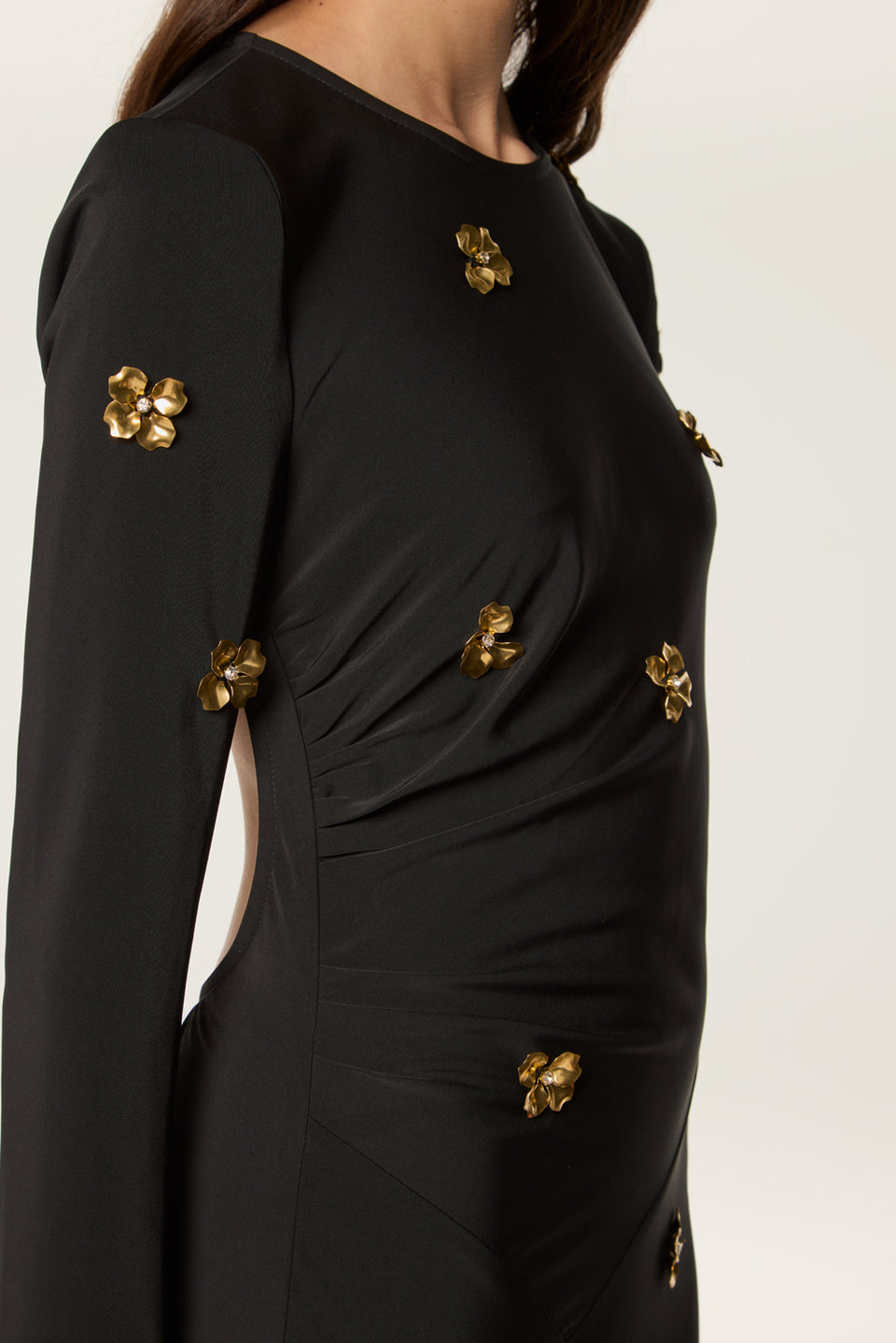 Robe longue ornée de fleurs dorées
