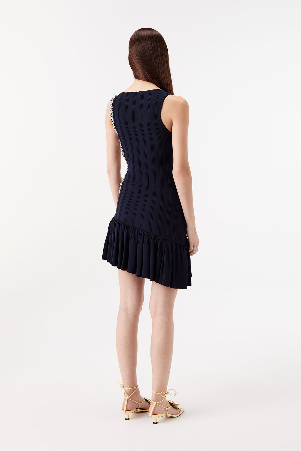 Robe en maille avec ouverture ornée de strass
