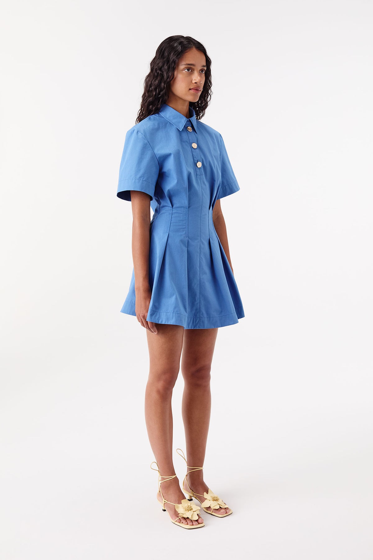 Plissiertes Kleid mit freiem Rücken
