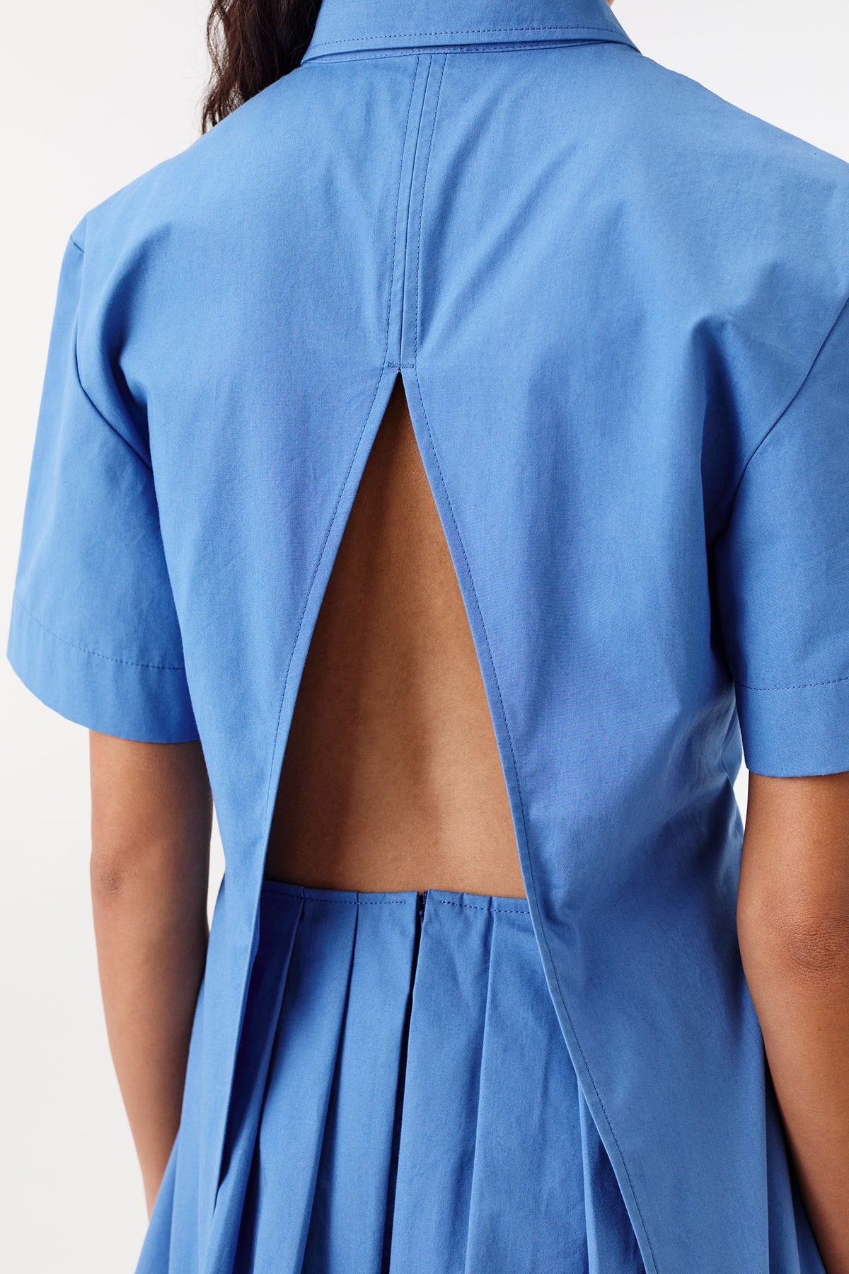 Plissiertes Kleid mit freiem Rücken