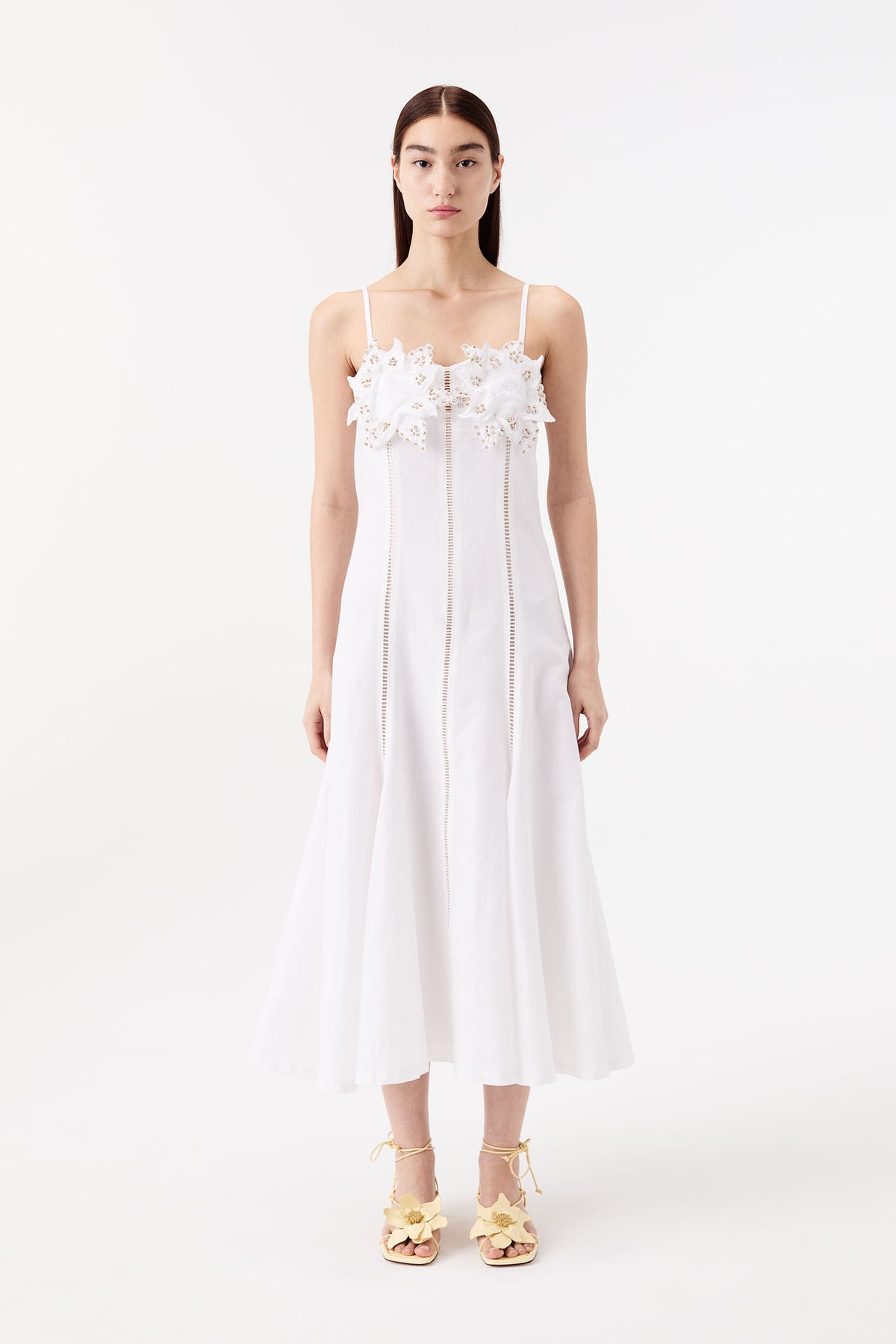 Langes Kleid mit blumenverziertem Oberteil