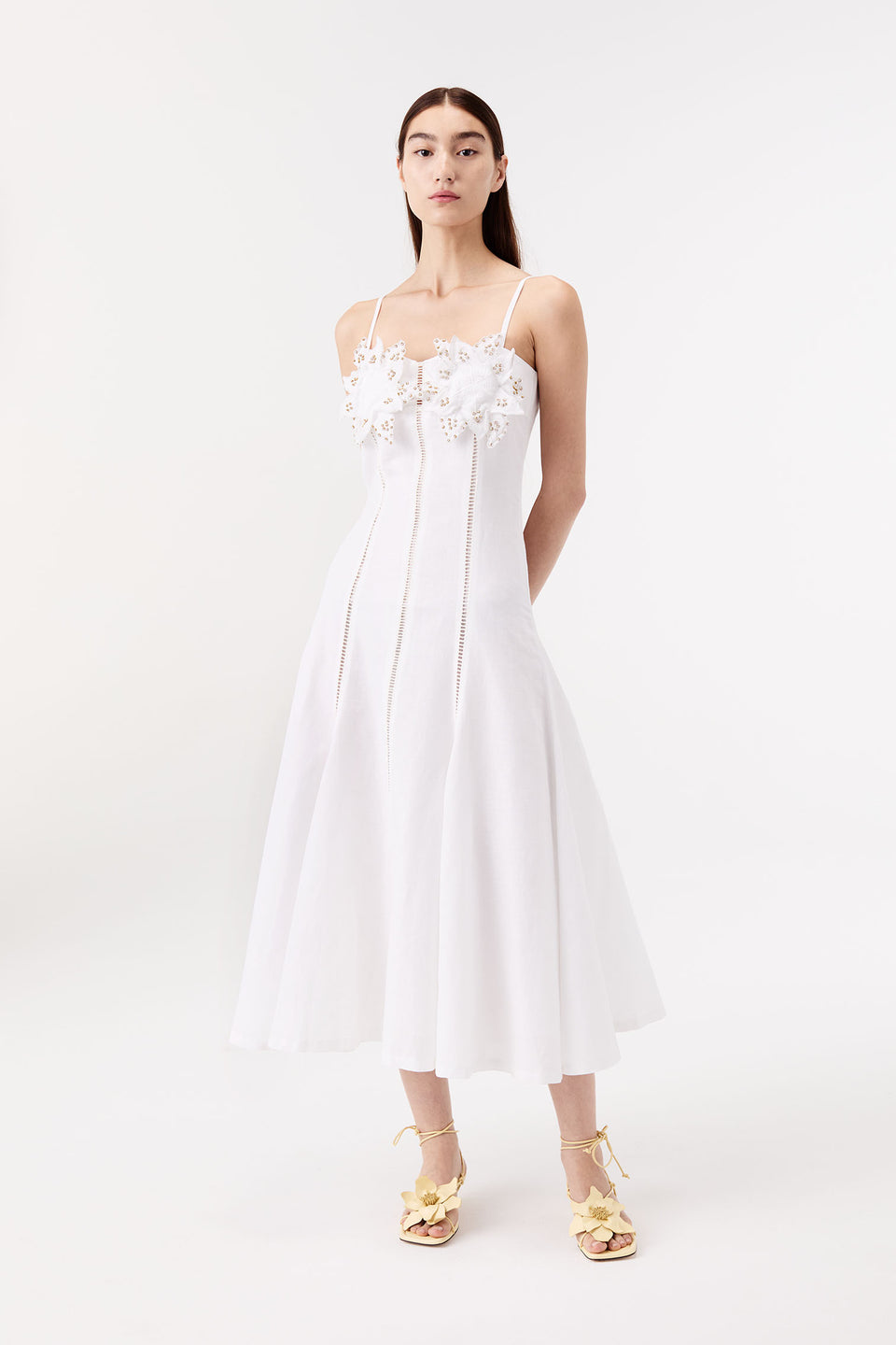 Robe longue à poitrine ornée de fleurs