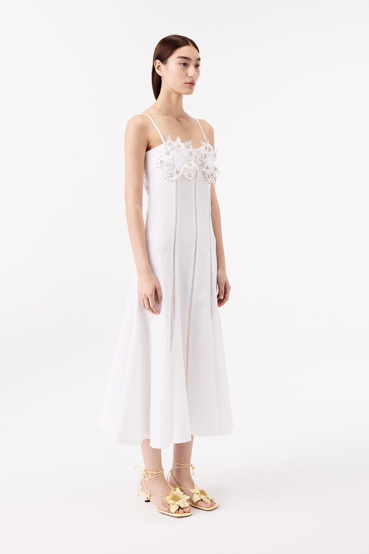 Langes Kleid mit blumenverziertem Oberteil