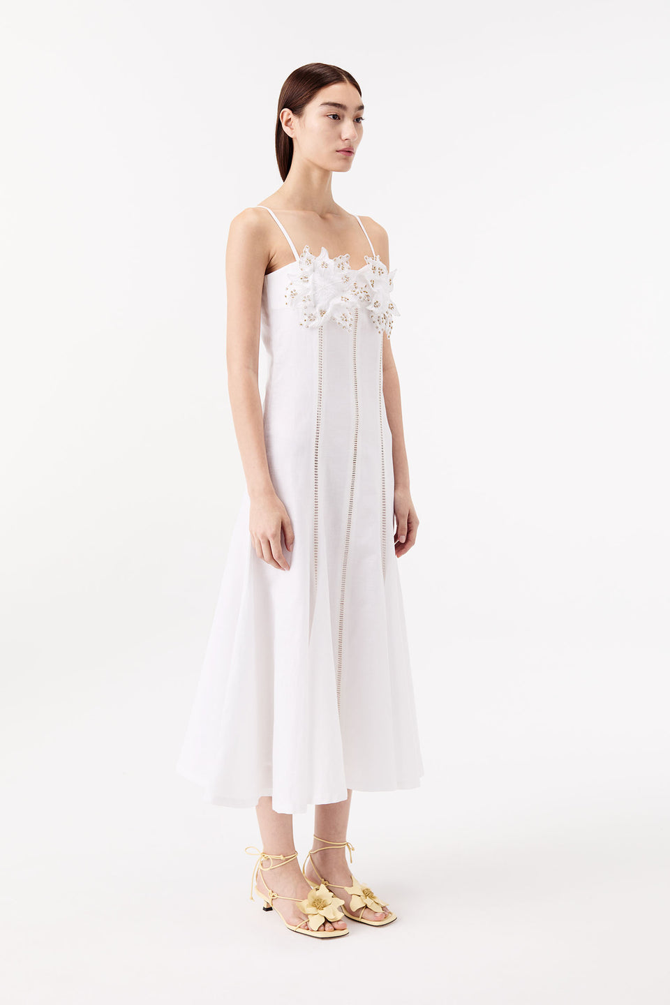 Robe longue à poitrine ornée de fleurs