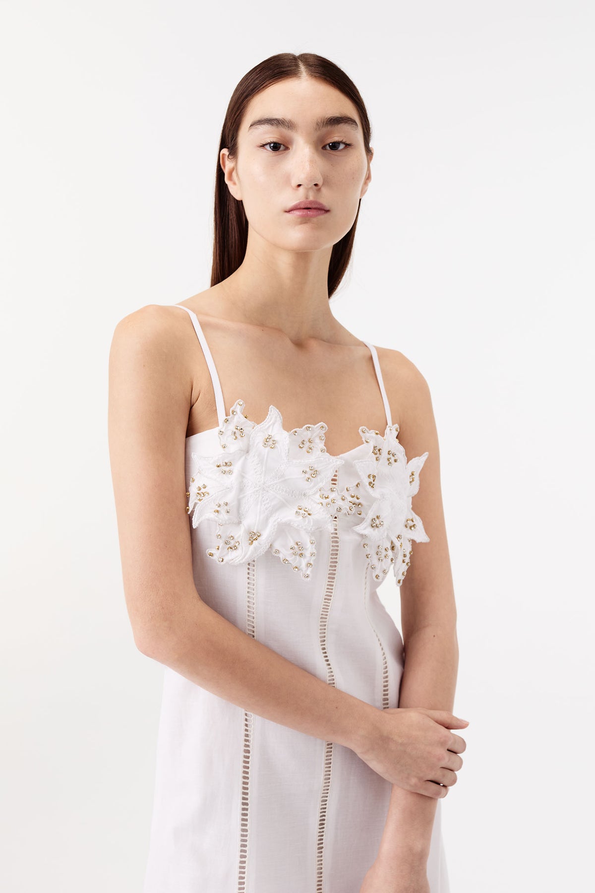 Langes Kleid mit blumenverziertem Oberteil