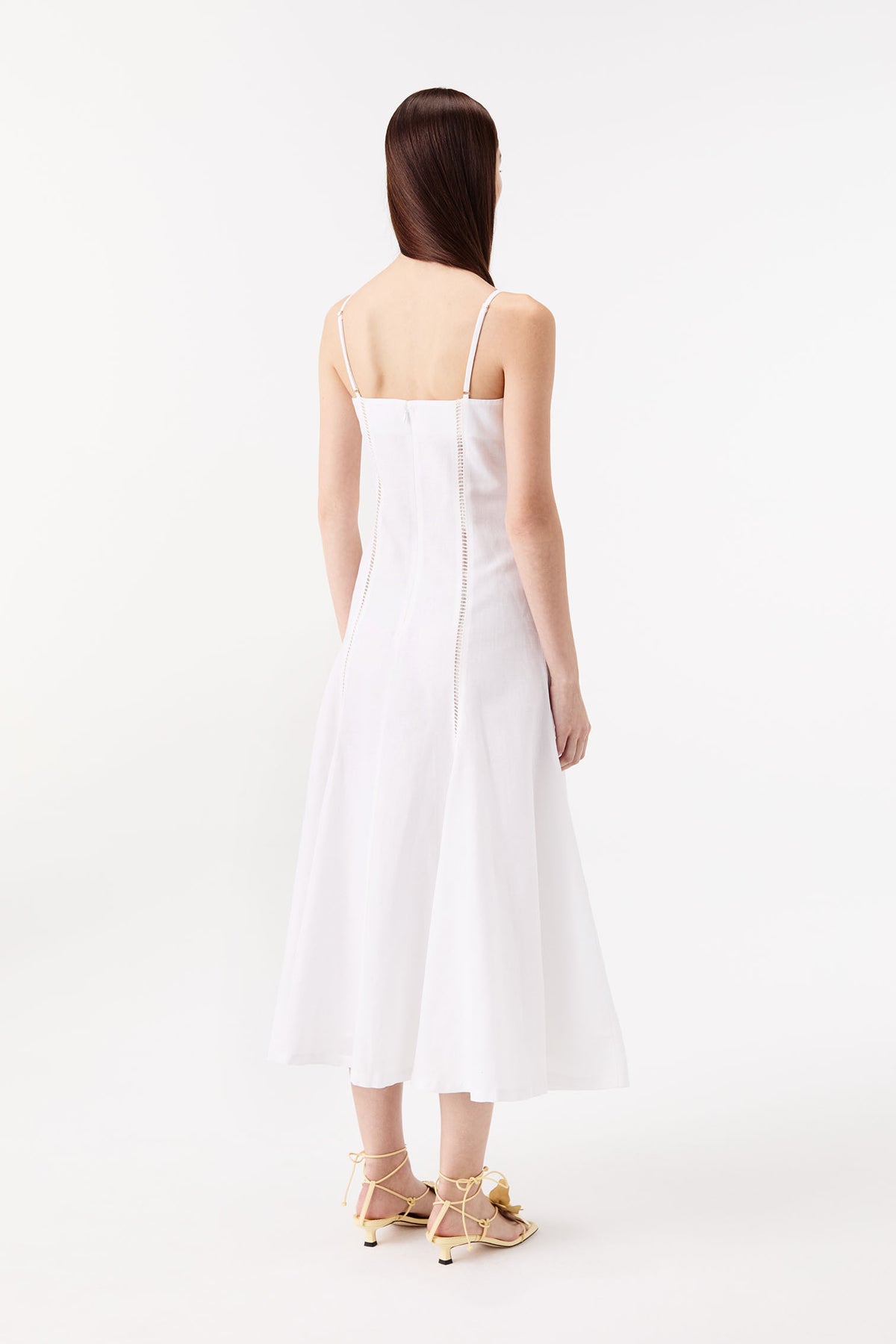 Langes Kleid mit blumenverziertem Oberteil