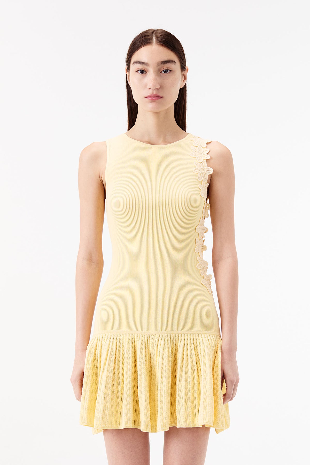 Kurzes asymmetrisches Strickkleid