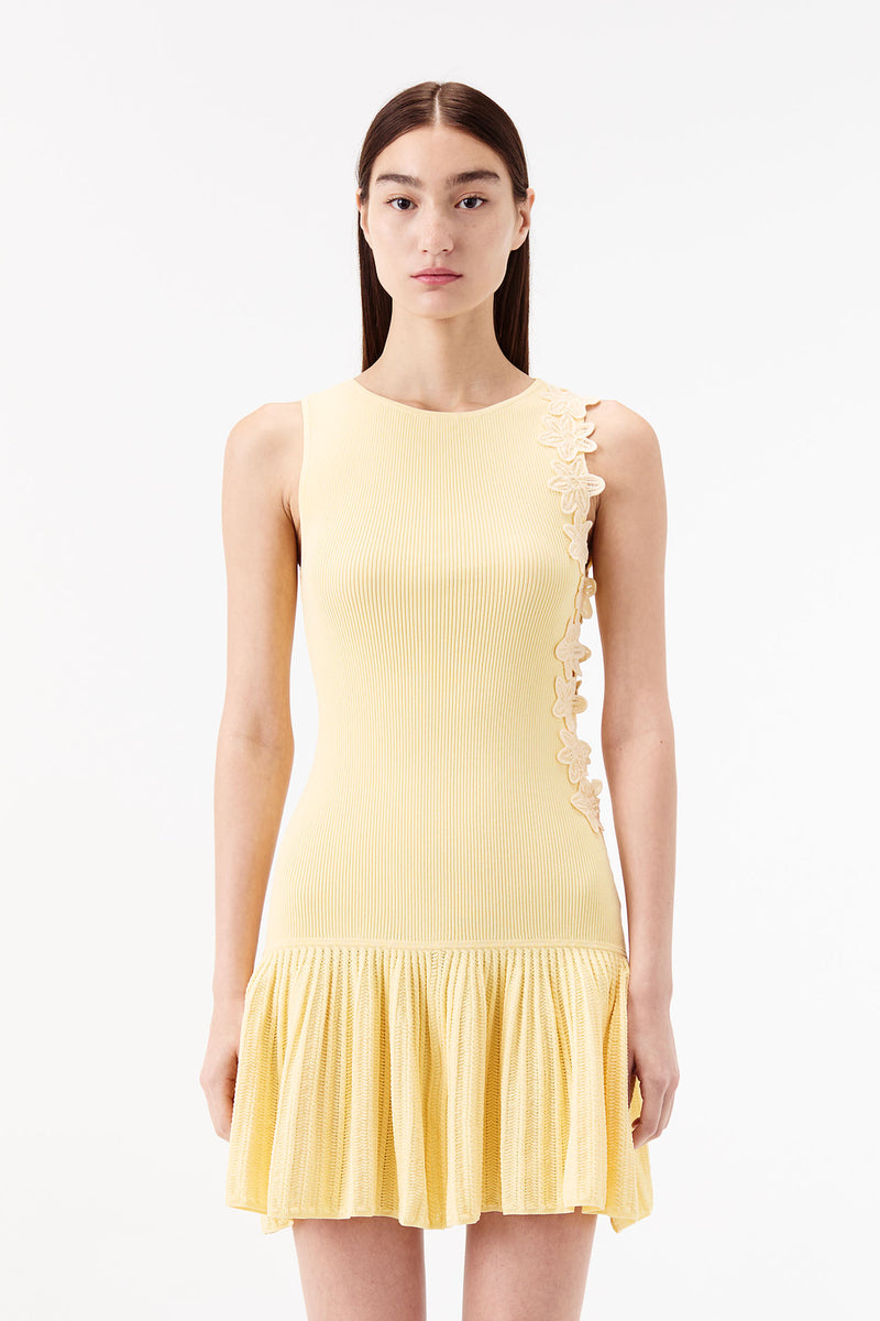 Robe courte en maille asymétrique