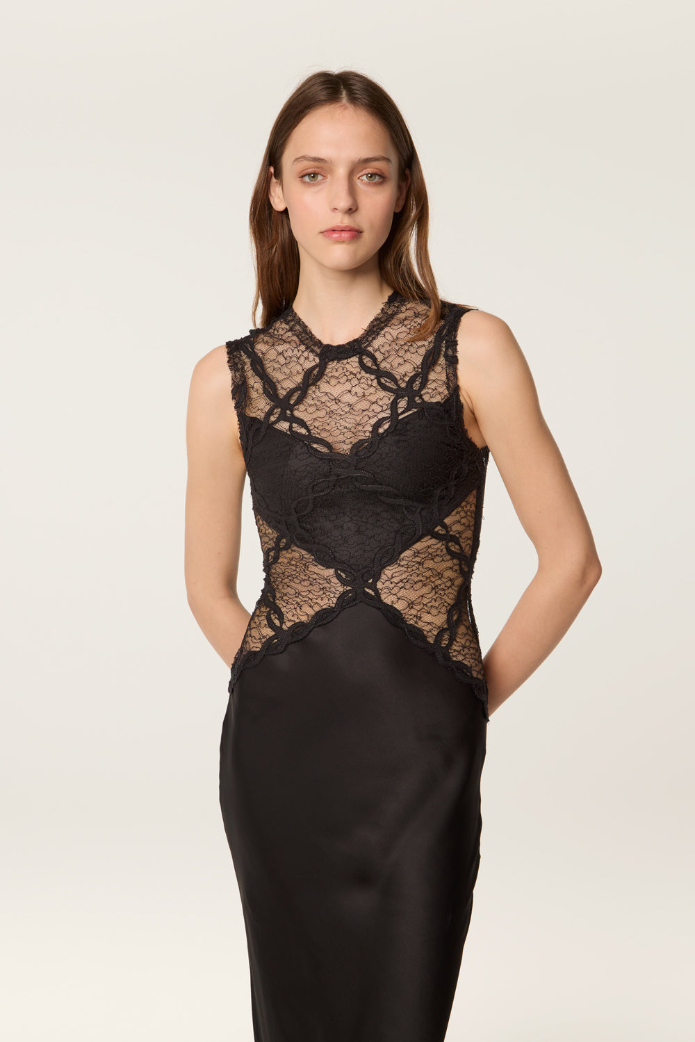 Robe longue en dentelle et satin