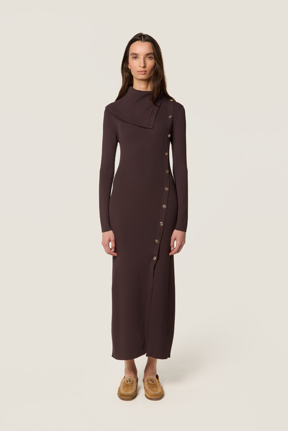 Long dress with asymmetrical collar