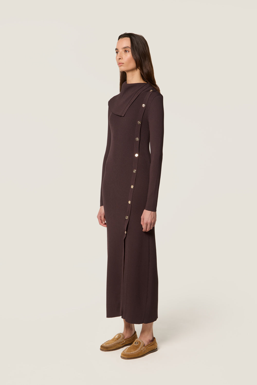 Robe longue avec col asymétrique
