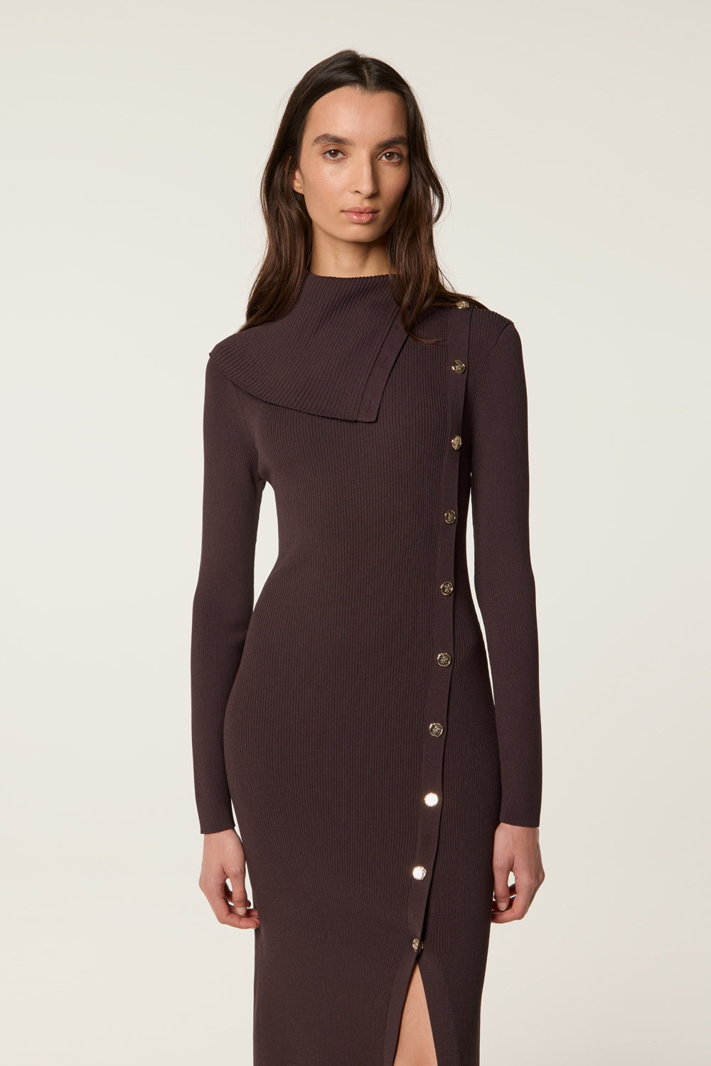 Robe longue avec col asymétrique