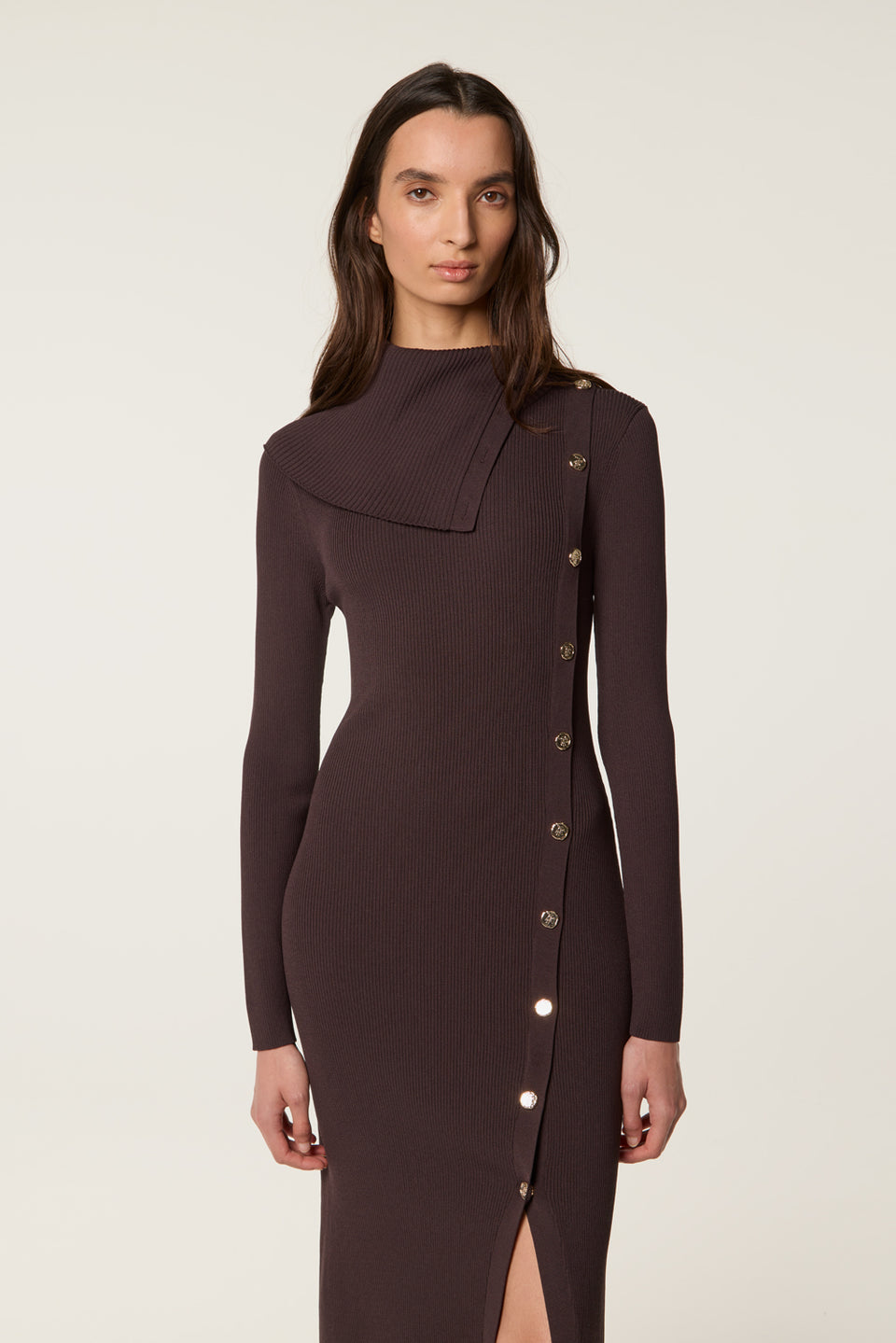 Robe longue avec col asymétrique