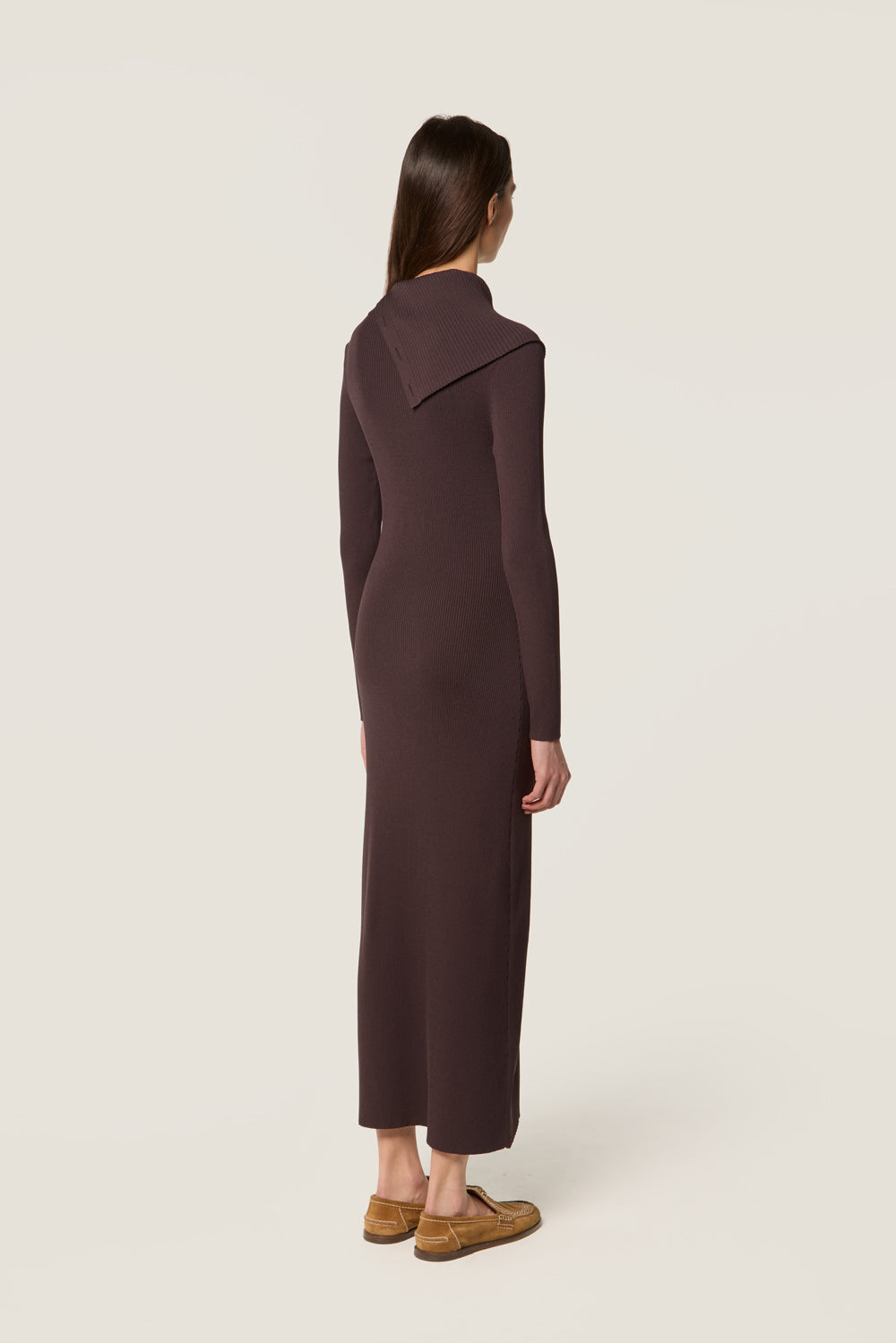Robe longue avec col asymétrique