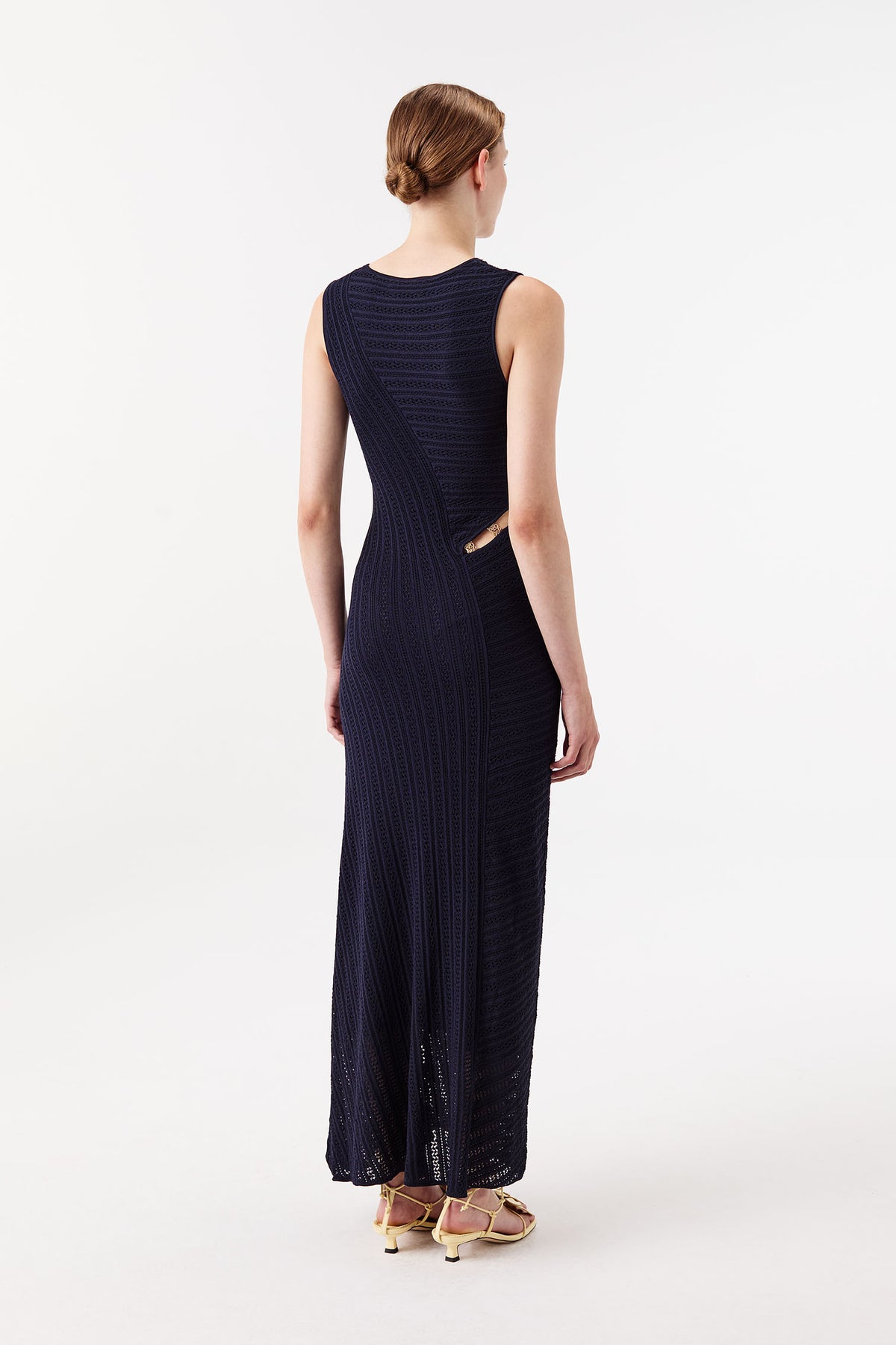 Langes Strickkleid mit goldfarbenen Schmuckelementen