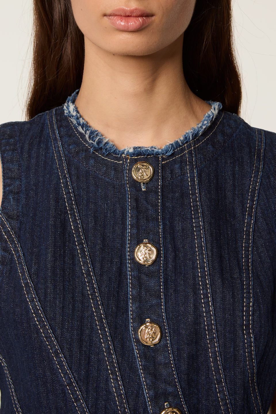 Robe en denim avec découpe en biais