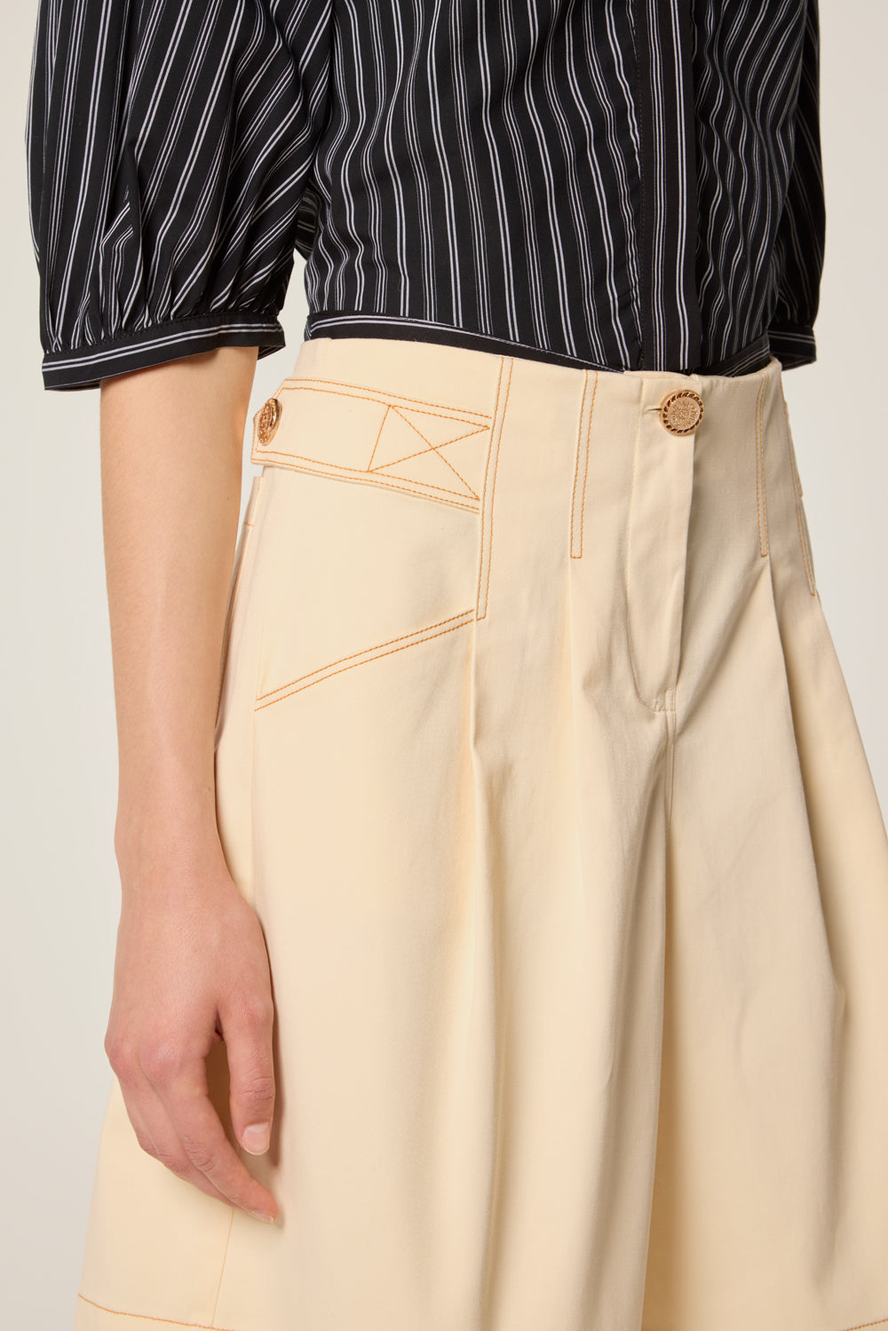 Ecru Bermuda shorts with contrast topstitching