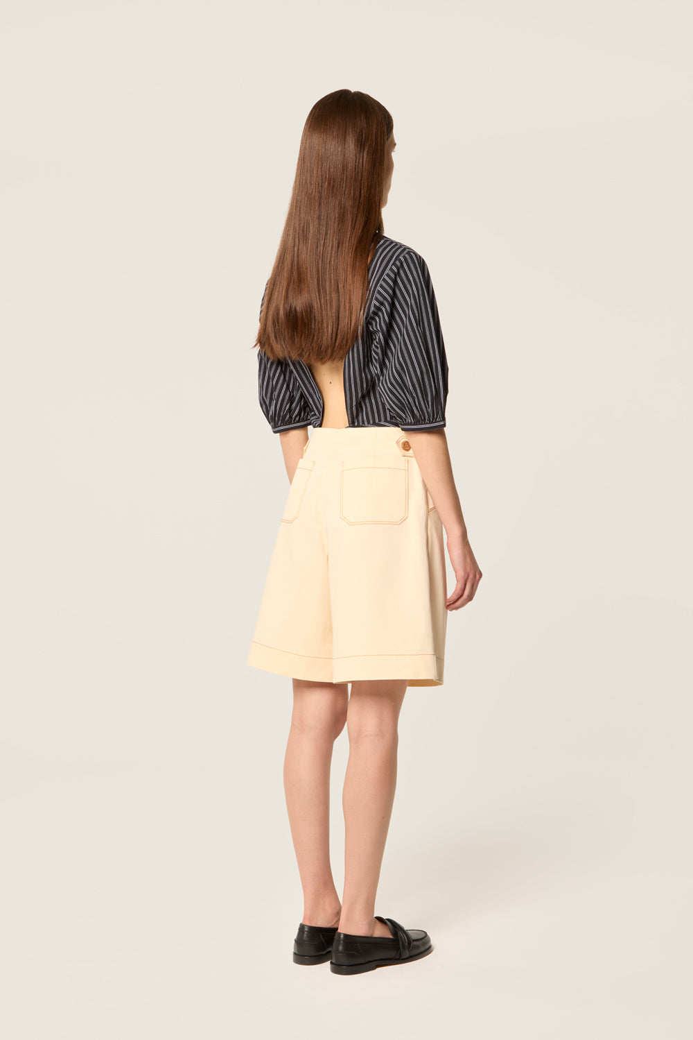 Ecru Bermuda shorts with contrast topstitching